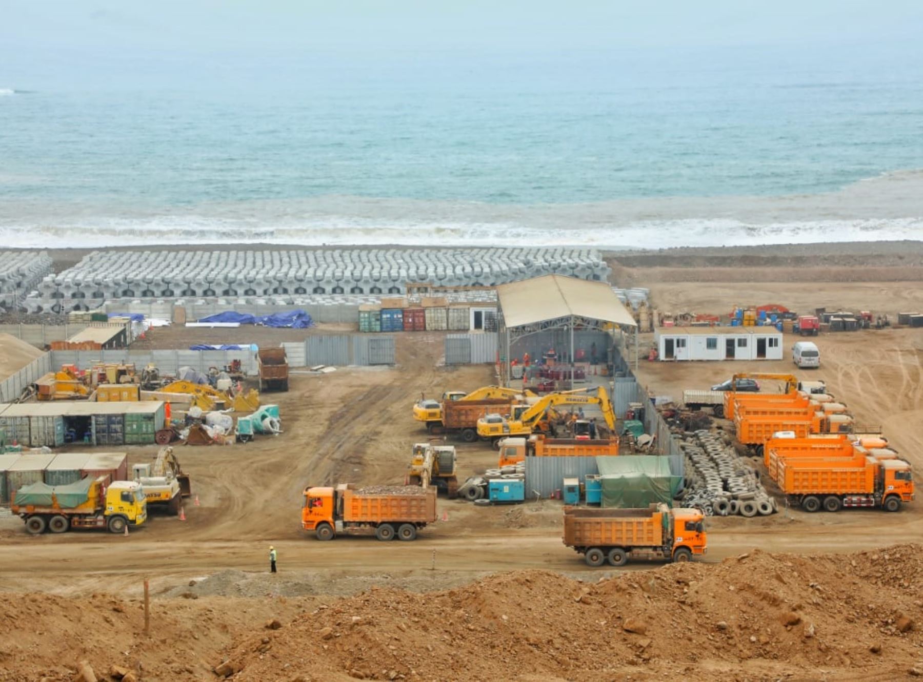 Un avance del 62 % registra el movimiento de tierras en el futuro terminal portuario de Chancay, ubicado en el distrito del mismo nombre, provincia de Huaral, región Lima. ANDINA/Difusión