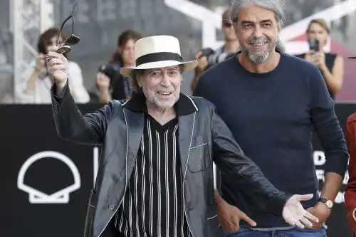 El realizador, Fernando León de Aranoa, posa junto a Joaquín Sabina a su llegada a la 70 edición del Festival Internacional de Cine de San Sebastián donde presentan su película "Sintiéndolo mucho". Foto: EFE