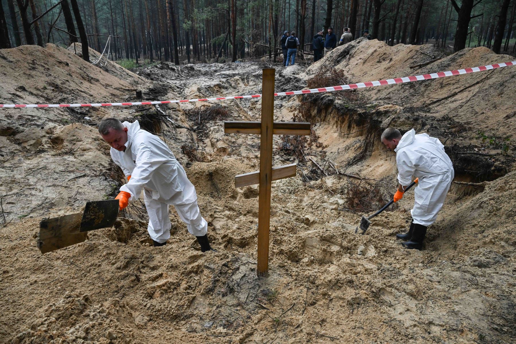 El presidente ucraniano, Volodimir Zelenski, indicó el viernes que "más de 400 cuerpos" habían sido hallados. Foto: AFP