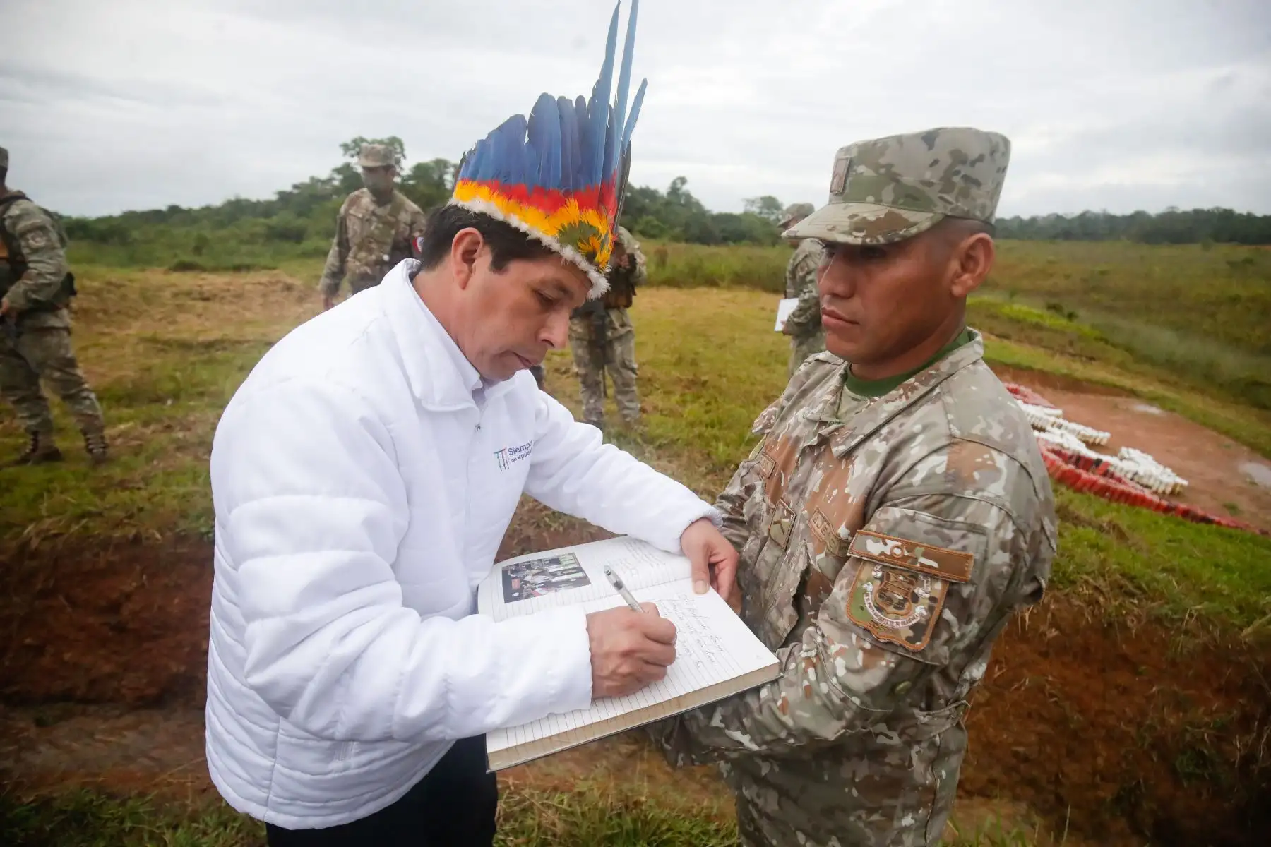 El presidente de la República, Pedro Castillo Terrones, inspeccionó la instalación militar del Batallón N° 83 Sargento 2do Fernando Lores Tenazoa ubicado en Güeppí, distrito de Teniente Manuel Clavero, en la zona fronteriza de Ecuador y Colombia. Foto: ANDINA/Presidencia Perú