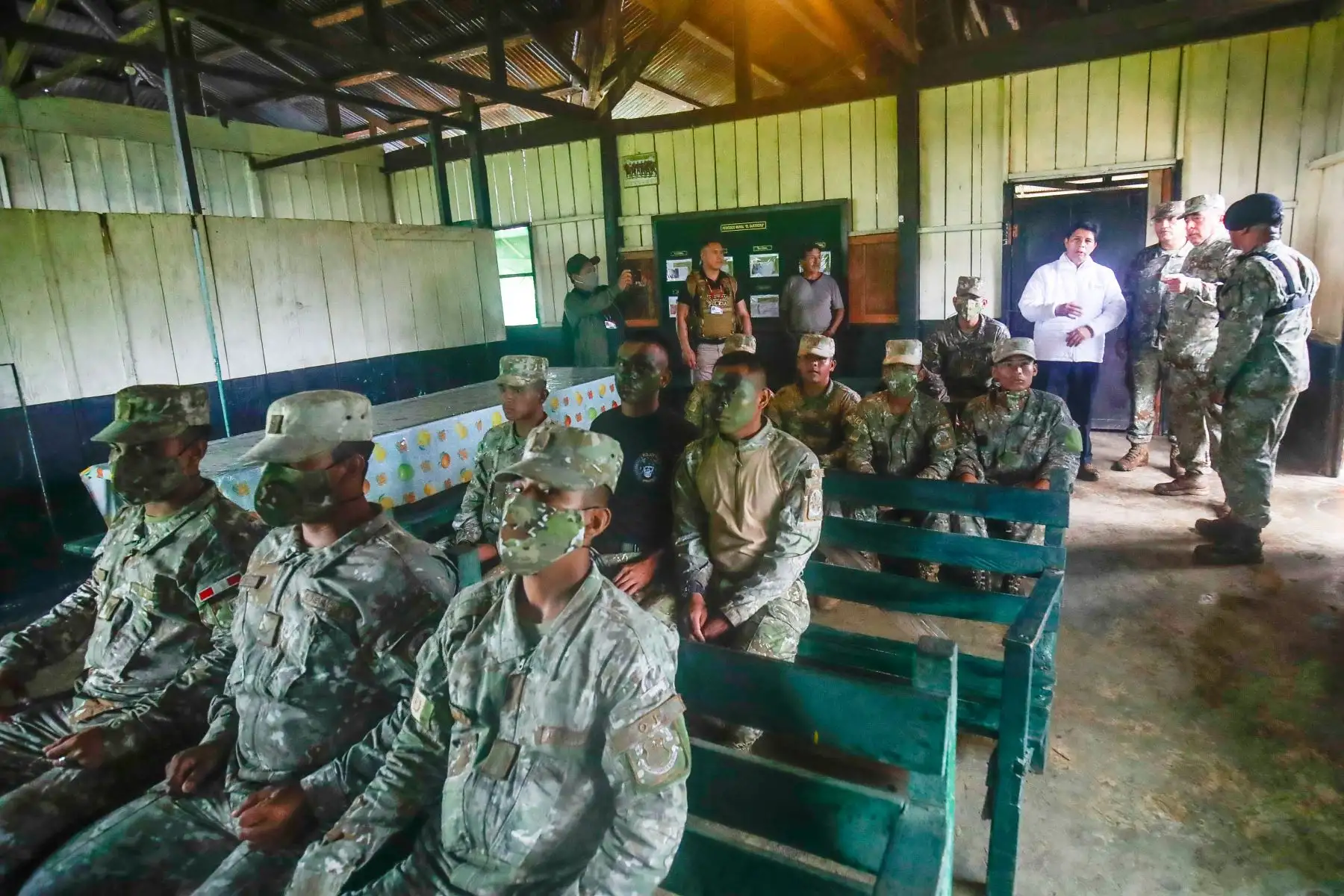 El presidente de la República, Pedro Castillo Terrones, inspeccionó la instalación militar del Batallón N° 83 Sargento 2do Fernando Lores Tenazoa ubicado en Güeppí, distrito de Teniente Manuel Clavero, en la zona fronteriza de Ecuador y Colombia. Foto: ANDINA/Presidencia Perú