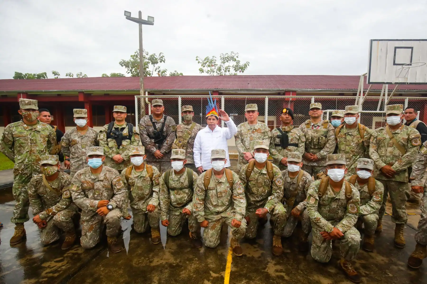 El presidente de la República, Pedro Castillo Terrones, inspeccionó la instalación militar del Batallón N° 83 Sargento 2do Fernando Lores Tenazoa ubicado en Güeppí, distrito de Teniente Manuel Clavero, en la zona fronteriza de Ecuador y Colombia. Foto: ANDINA/Presidencia Perú
