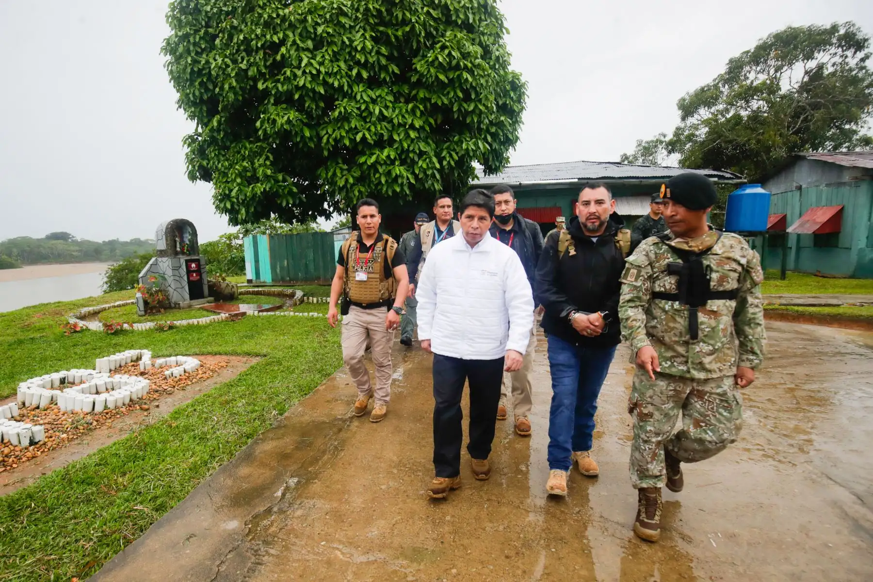 El presidente de la República, Pedro Castillo Terrones, inspeccionó la instalación militar del Batallón N° 83 Sargento 2do Fernando Lores Tenazoa ubicado en Güeppí, distrito de Teniente Manuel Clavero, en la zona fronteriza de Ecuador y Colombia. Foto: ANDINA/Presidencia Perú