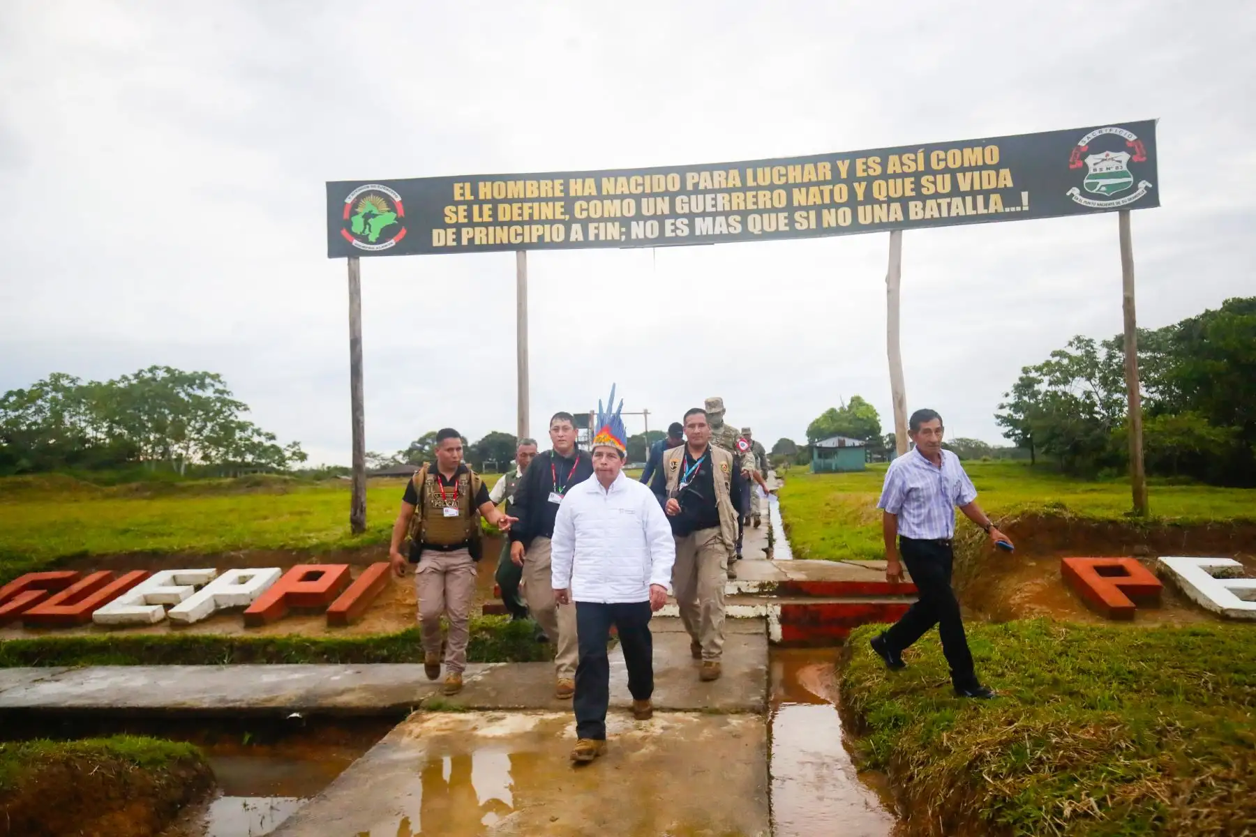 El presidente de la República, Pedro Castillo Terrones, inspeccionó la instalación militar del Batallón N° 83 Sargento 2do Fernando Lores Tenazoa ubicado en Güeppí, distrito de Teniente Manuel Clavero, en la zona fronteriza de Ecuador y Colombia. Foto: ANDINA/Presidencia Perú