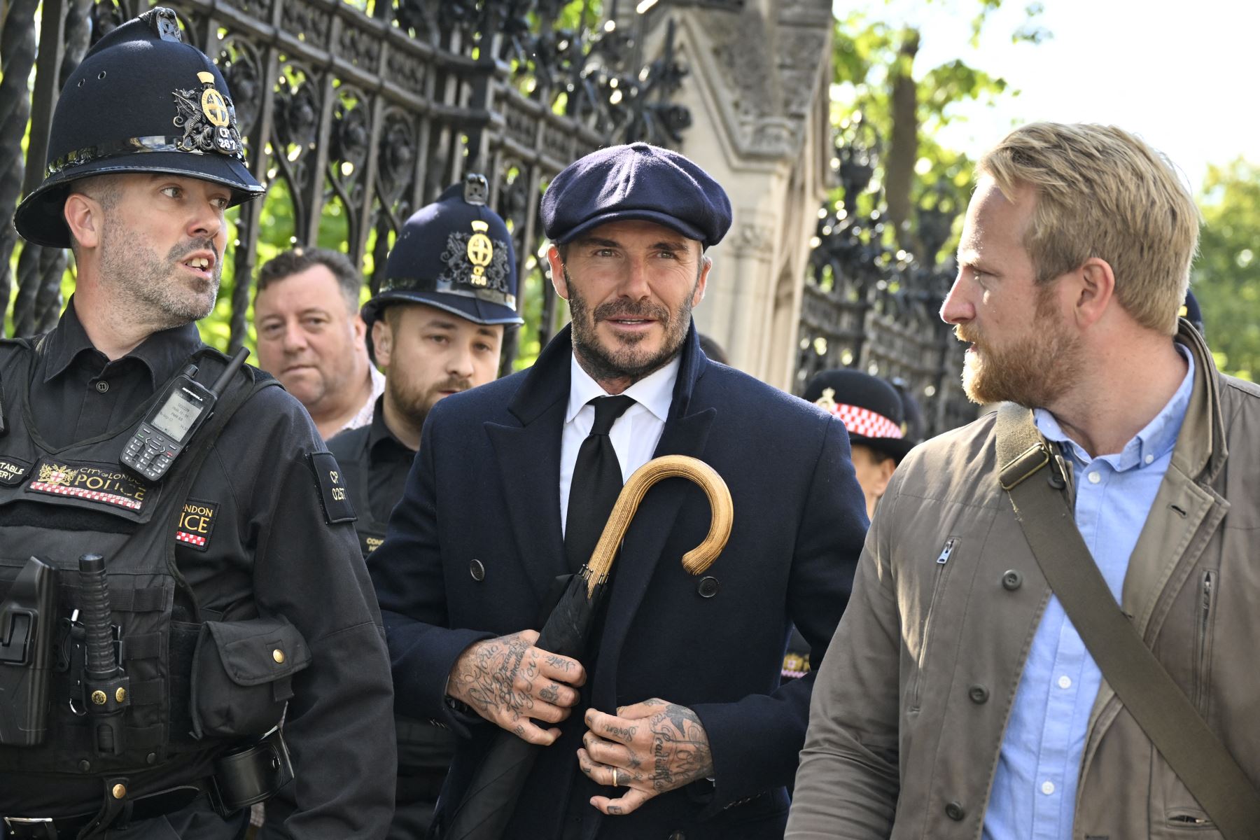 La gente, al descubrir a Beckham entre la multitud, se ha hecho fotos con el exfutbolista, interrumpiendo el normal avance de la cola. Foto: AFP