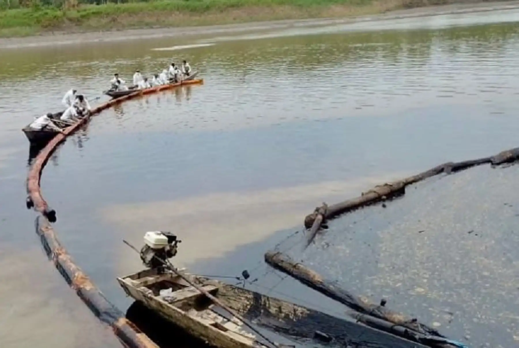 Petroperú activó el Plan de Contingencia, desplazando cuadrillas de personal y equipos para que desarrollen las acciones de primera respuesta, colocando barreras de contención para impedir que el crudo se siga extendiendo.
