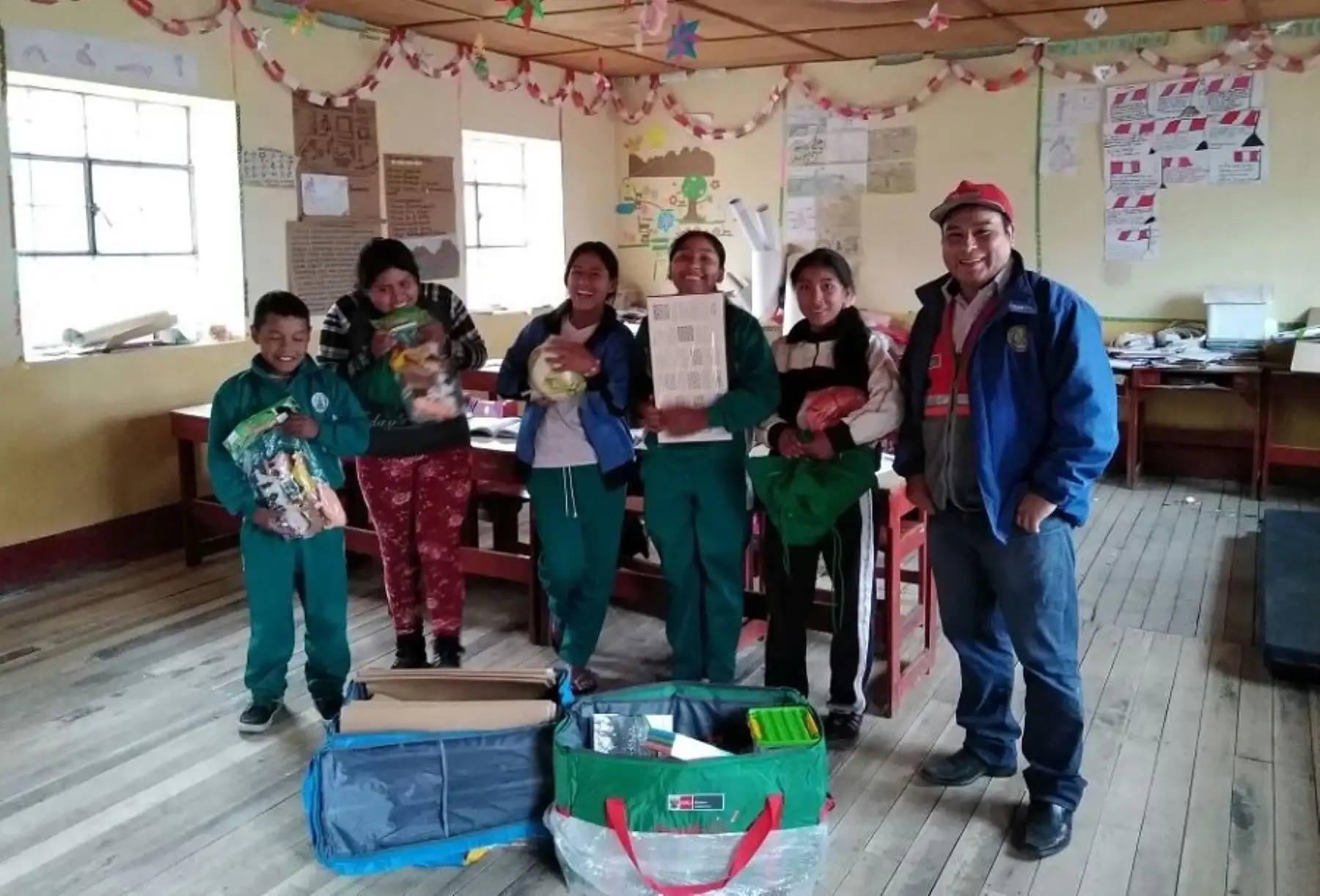 El Ministerio de Educación (Minedu) culminó el reparto de 853 kits de respuesta educativa ante situaciones de emergencia y desastres para las 367 escuelas de 17 regiones, de acuerdo con lo previsto en el Plan Multisectorial ante Heladas y Friaje 2022.