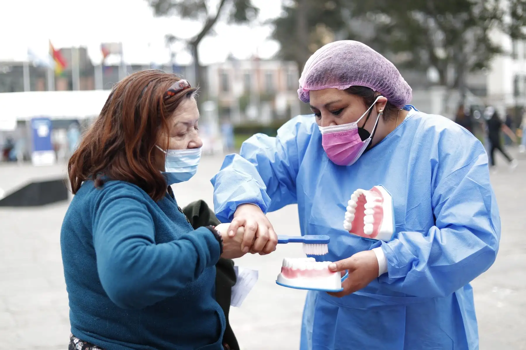 La DIRIS Lima Centro del Minsa realiza una campaña de salud integral en la Plaza Bolívar del Congreso de la República. Se brindan servicios de triaje, medida de presión arterial, psicología, planificación familiar, descarte de VIH – sífilis, odontología, consejería nutricional, entre otros. Foto: ANDINA/Renato Pajuelo