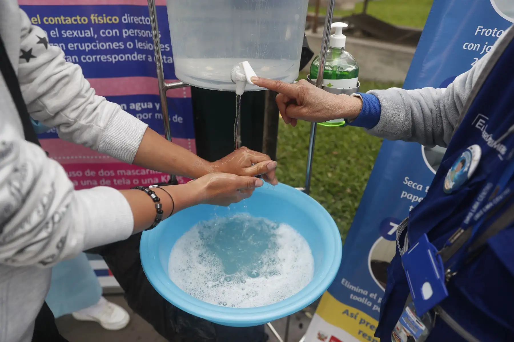 La DIRIS Lima Centro del Minsa realiza una campaña de salud integral en la Plaza Bolívar del Congreso de la República. Se brindan servicios de triaje, medida de presión arterial, psicología, planificación familiar, descarte de VIH – sífilis, odontología, consejería nutricional, entre otros. Foto: ANDINA/Renato Pajuelo