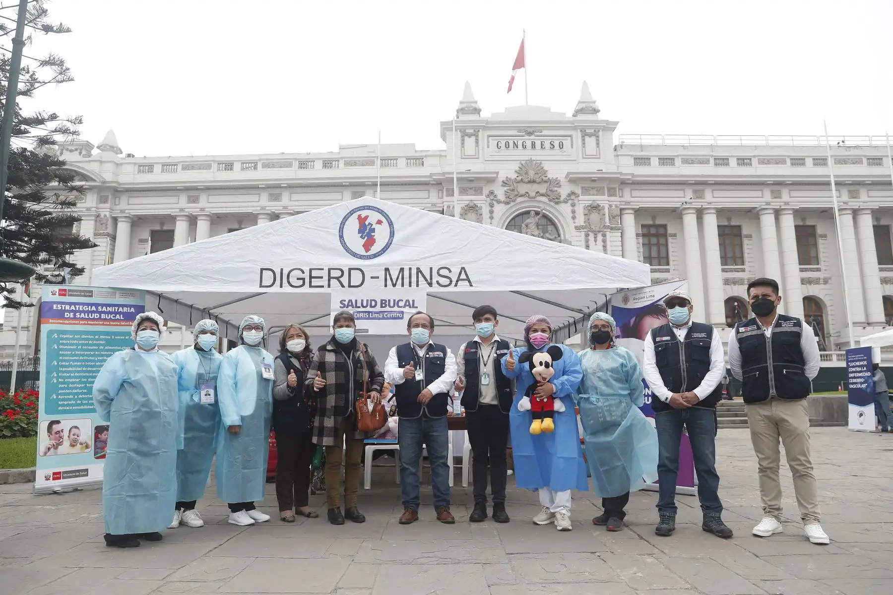En el marco de la Semana del Bienestar 2022, la DIRIS Lima Centro del Minsa, realiza una campaña de salud integral en la Plaza Bolívar del Congreso de la República. Se brindan servicios de triaje, medida de presión arterial, psicología, planificación familiar, descarte de VIH – sífilis, odontología, consejería nutricional, entre otros. Foto: ANDINA/Renato Pajuelo