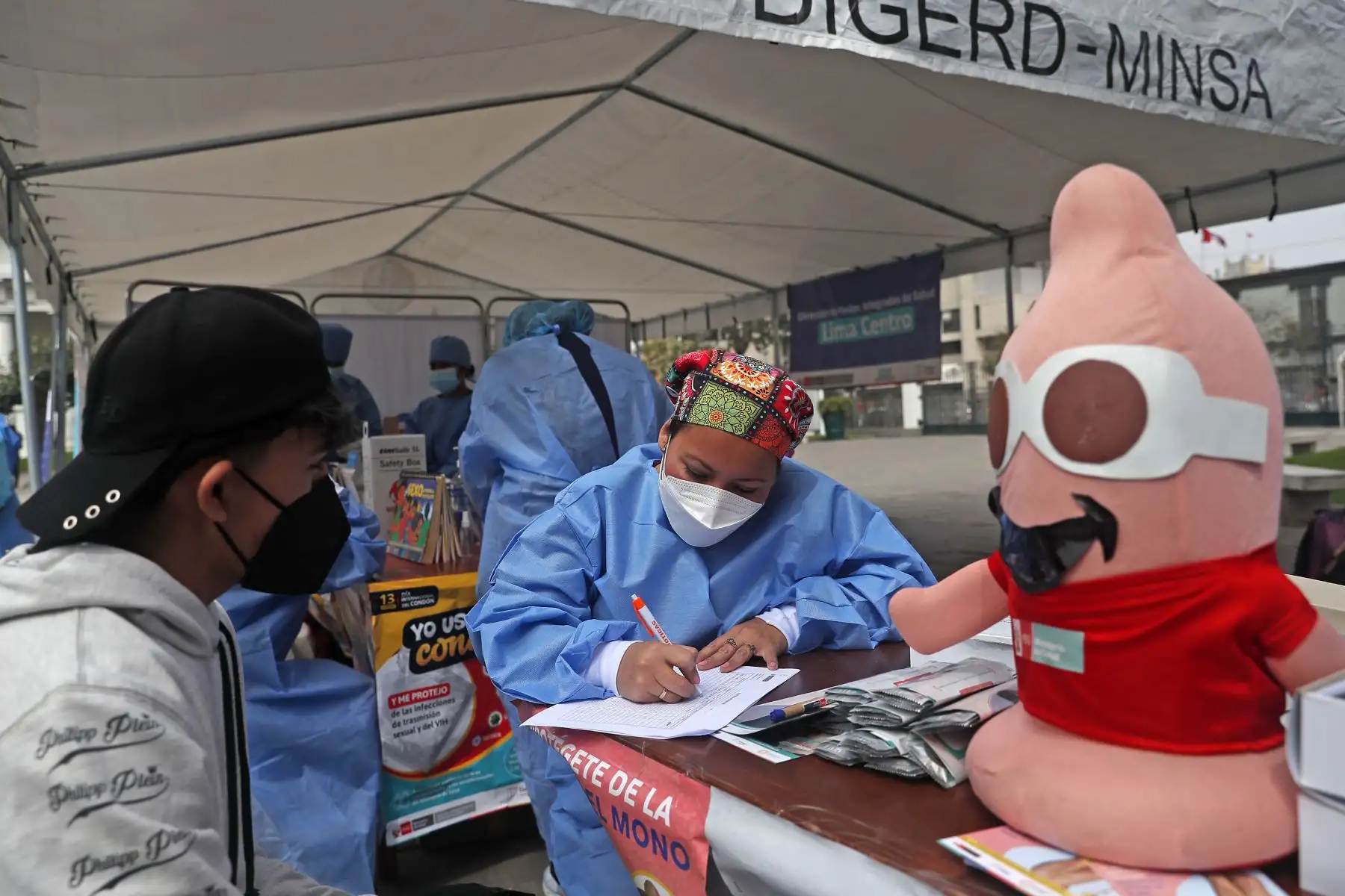 La DIRIS Lima Centro del Minsa realiza una campaña de salud integral en la Plaza Bolívar del Congreso de la República. Se brindan servicios de triaje, medida de presión arterial, psicología, planificación familiar, descarte de VIH – sífilis, odontología, consejería nutricional, entre otros. Foto: ANDINA/Renato Pajuelo