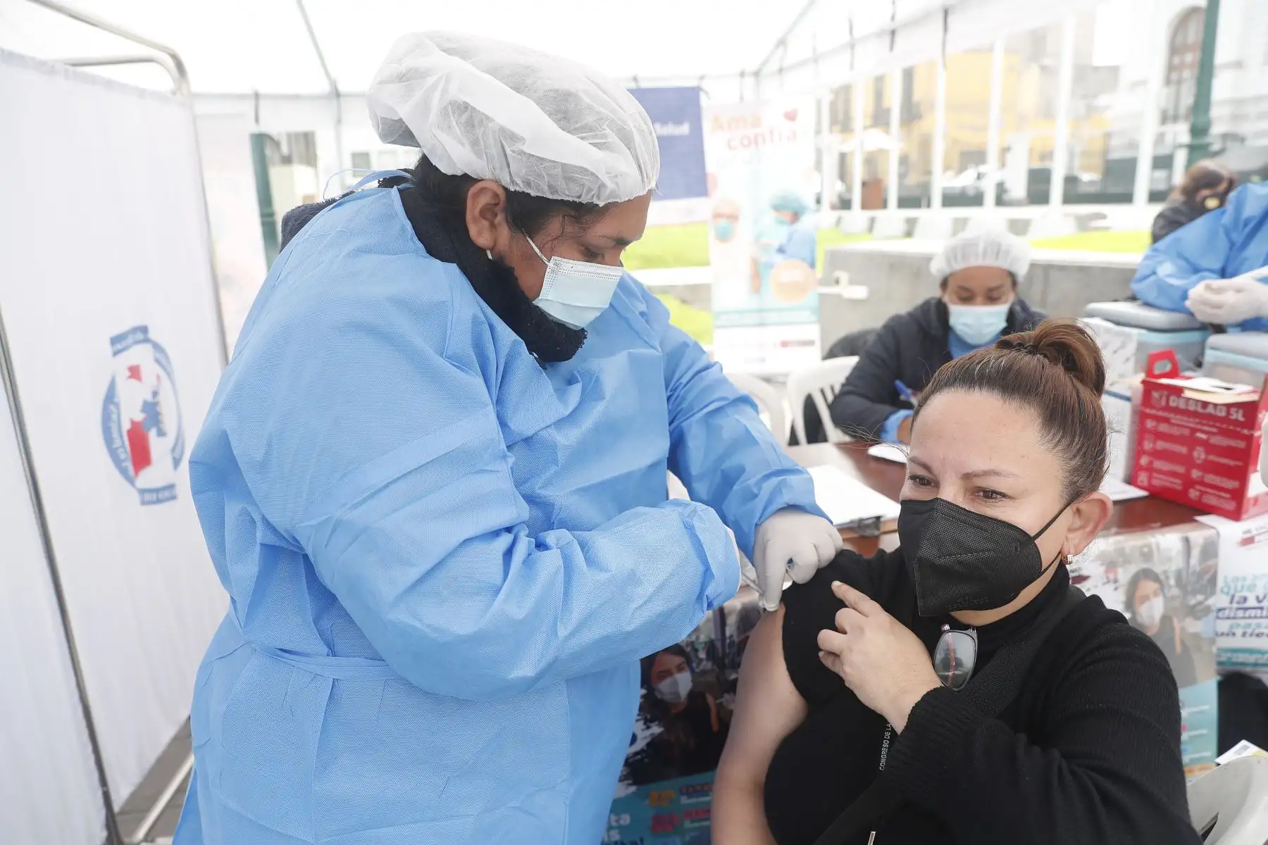 La DIRIS Lima Centro del Minsa realiza una campaña de salud integral en la Plaza Bolívar del Congreso de la República. Se brindan servicios de triaje, medida de presión arterial, psicología, planificación familiar, descarte de VIH – sífilis, odontología, consejería nutricional, entre otros. Foto: ANDINA/Renato Pajuelo