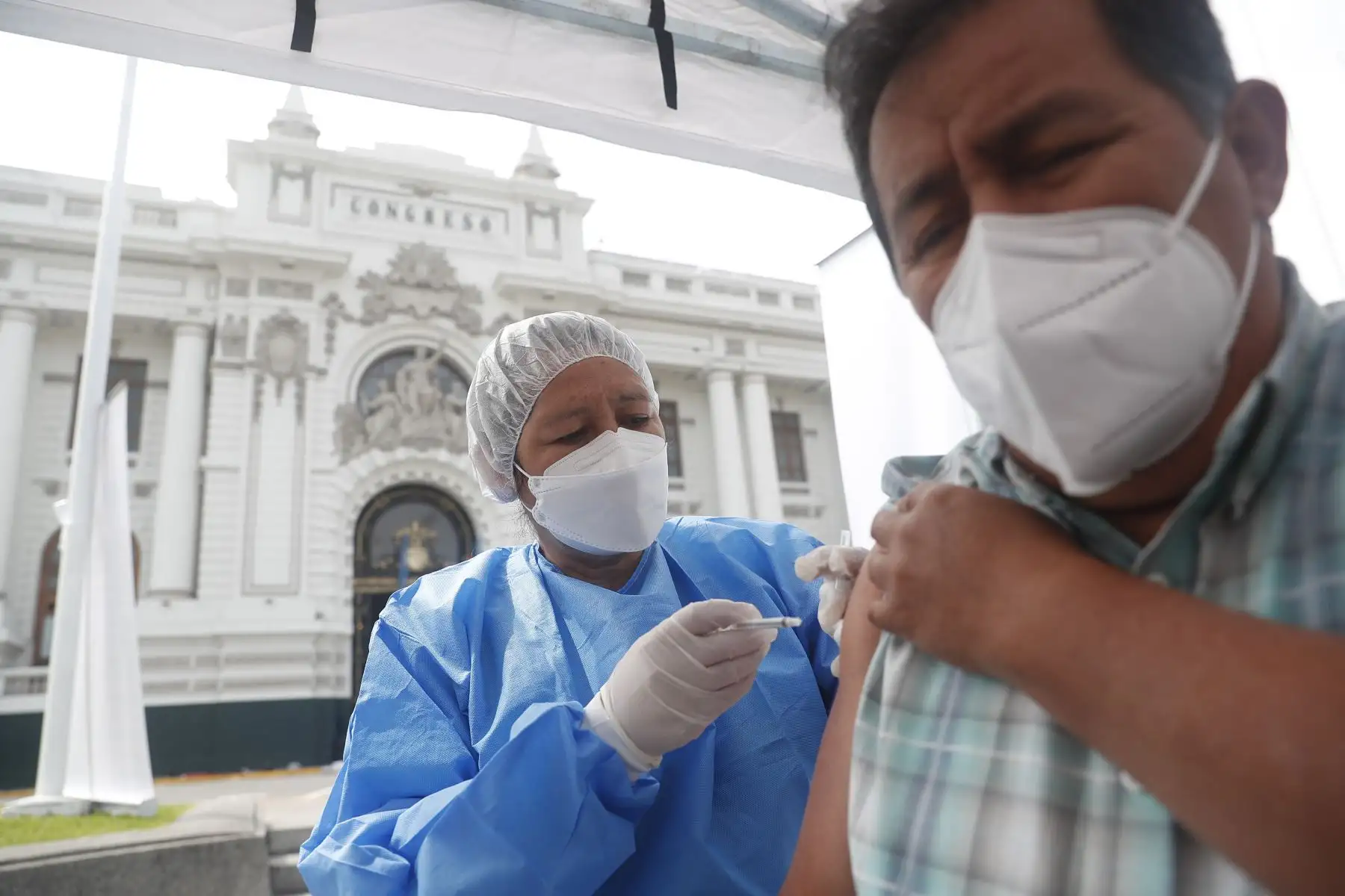 La DIRIS Lima Centro del Minsa realiza una campaña de salud integral en la Plaza Bolívar del Congreso de la República. Se brindan servicios de triaje, medida de presión arterial, psicología, planificación familiar, descarte de VIH – sífilis, odontología, consejería nutricional, entre otros. Foto: ANDINA/Renato Pajuelo
