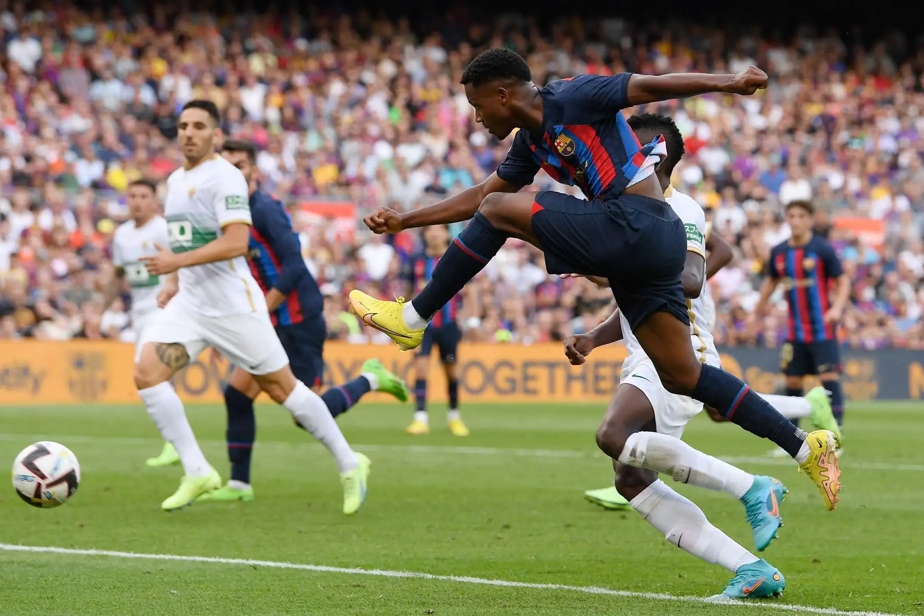 El centrocampista español del Barcelona Ansu Fati dispara el balón durante el partido de fútbol de la Liga española entre el FC Barcelona y el Elche CF en el estadio Camp Nou de Barcelona. Foto: AFP