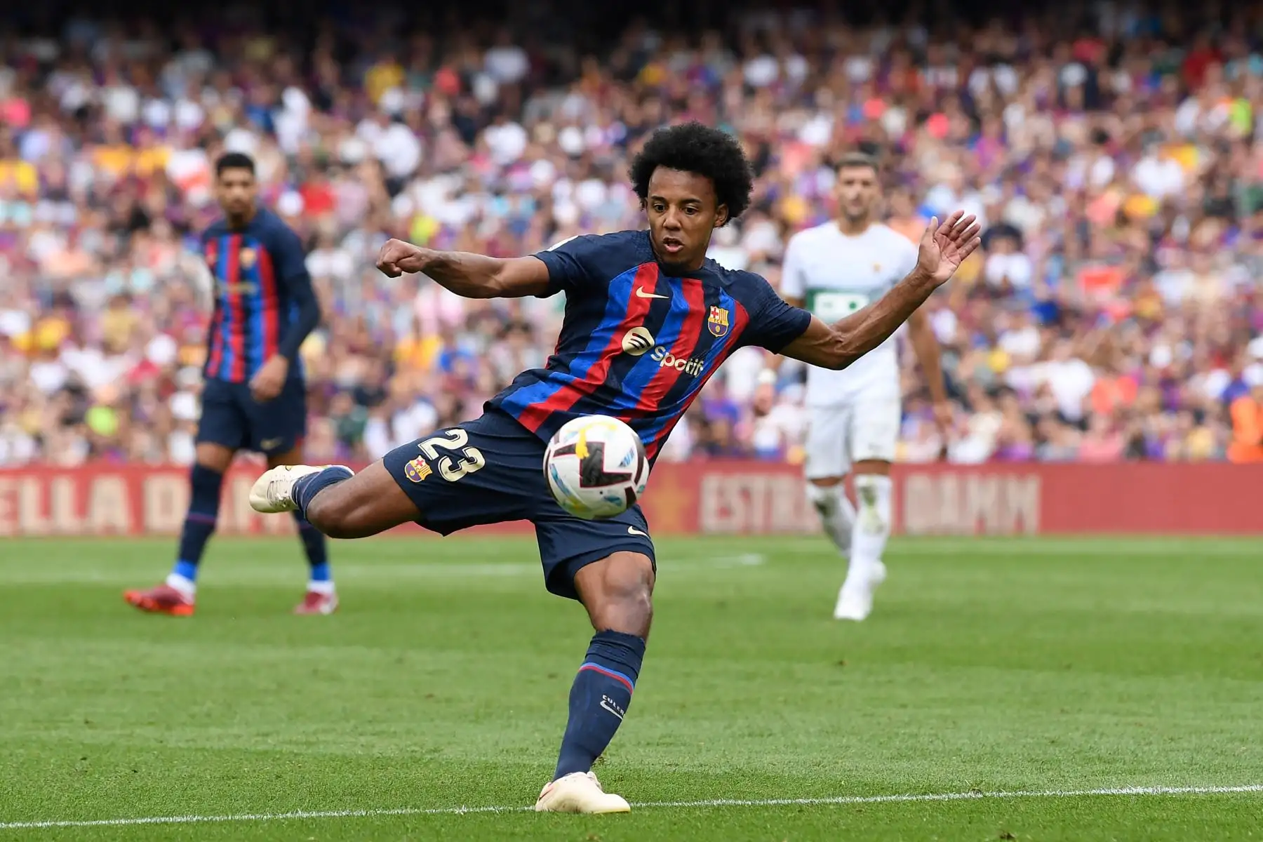 El defensor francés de Barcelona Jules Kounde dispara durante el partido de fútbol de la Liga española entre el FC Barcelona y el Elche CF en el estadio Camp Nou de Barcelona. Foto: AFP