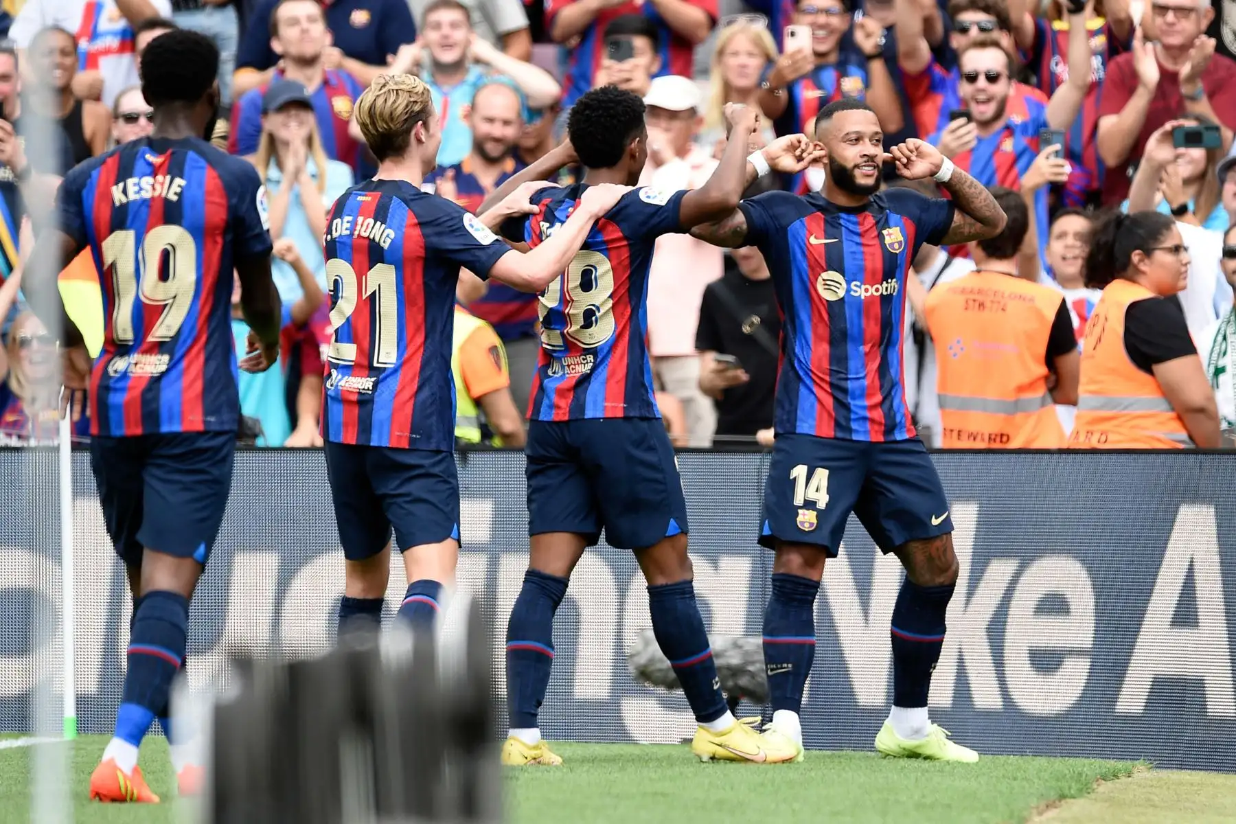 El delantero holandés de Barcelona Memphis Depay (R) celebra marcar el segundo gol de su equipo durante el partido de fútbol de la Liga española entre el FC Barcelona y Elche CF en el estadio Camp Nou de Barcelona. Foto: AFP