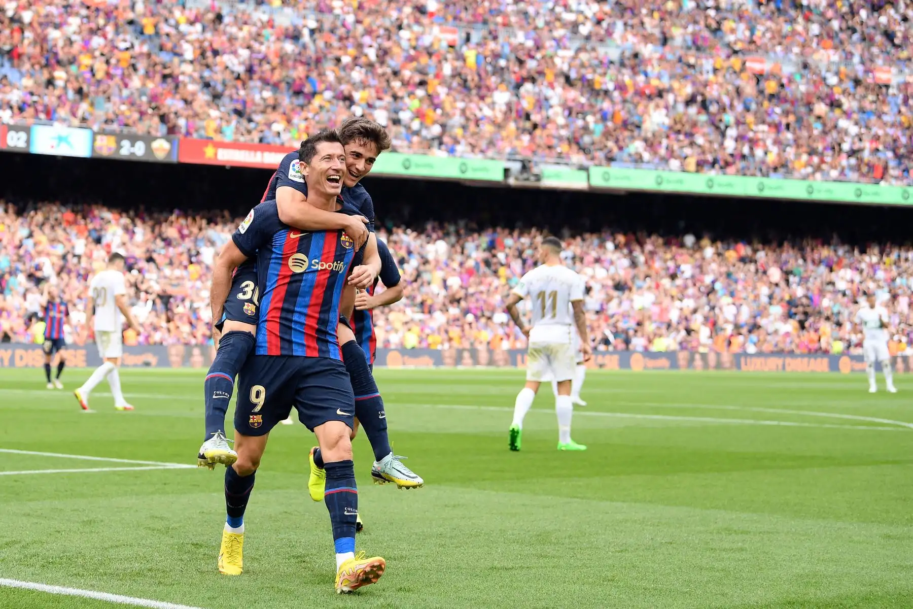 El delantero polaco del Barcelona, Robert Lewandowski, celebra con el centrocampista español del Barcelona, Gavi, después de marcar el tercer gol de su equipo durante el partido de fútbol de la Liga española entre el FC Barcelona y el Elche CF en el estadio Camp Nou de Barcelona. Foto: AFP