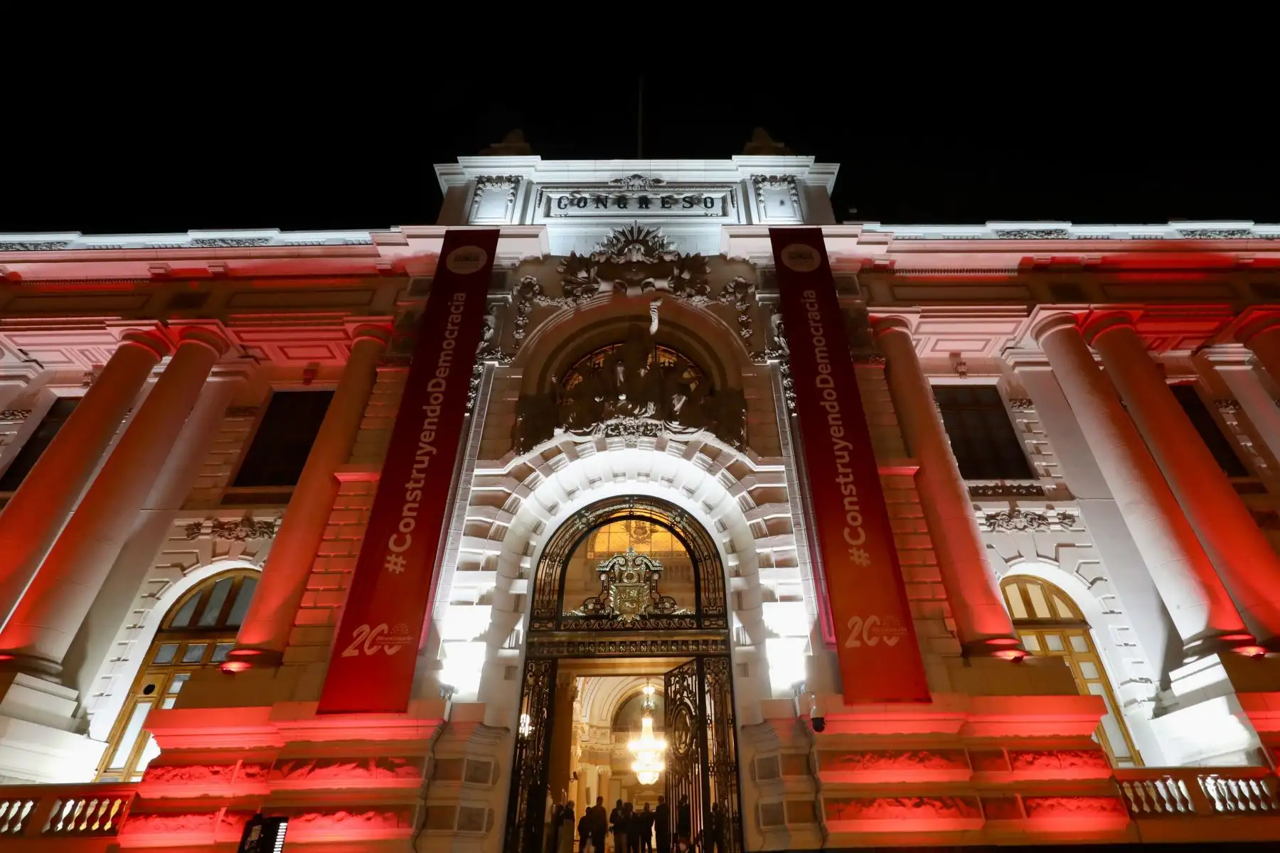 El titular del Parlamento, José Williams, las vicepresidentas Martha Moyano y Digna Calle y el congresista Alejandro Cavero inauguraron la Semana del Bicentenario del Congreso, con la iluminación de la fachada del Palacio Legislativo y los edificios. Foto: ANDINA/Difusión