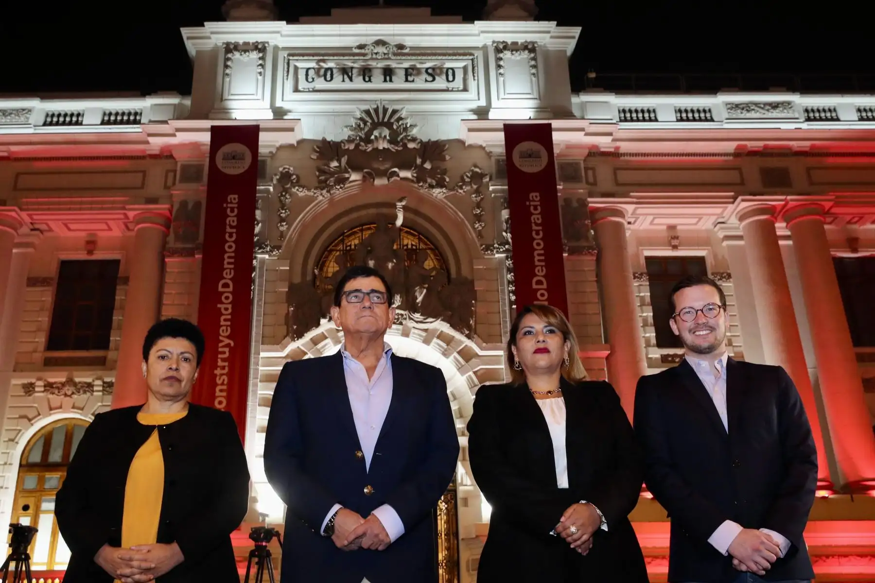 El titular del Parlamento, José Williams, las vicepresidentas Martha Moyano y Digna Calle y el congresista Alejandro Cavero inauguraron la Semana del Bicentenario del Congreso, con la iluminación de la fachada del Palacio Legislativo y los edificios. Foto: ANDINA/Difusión
