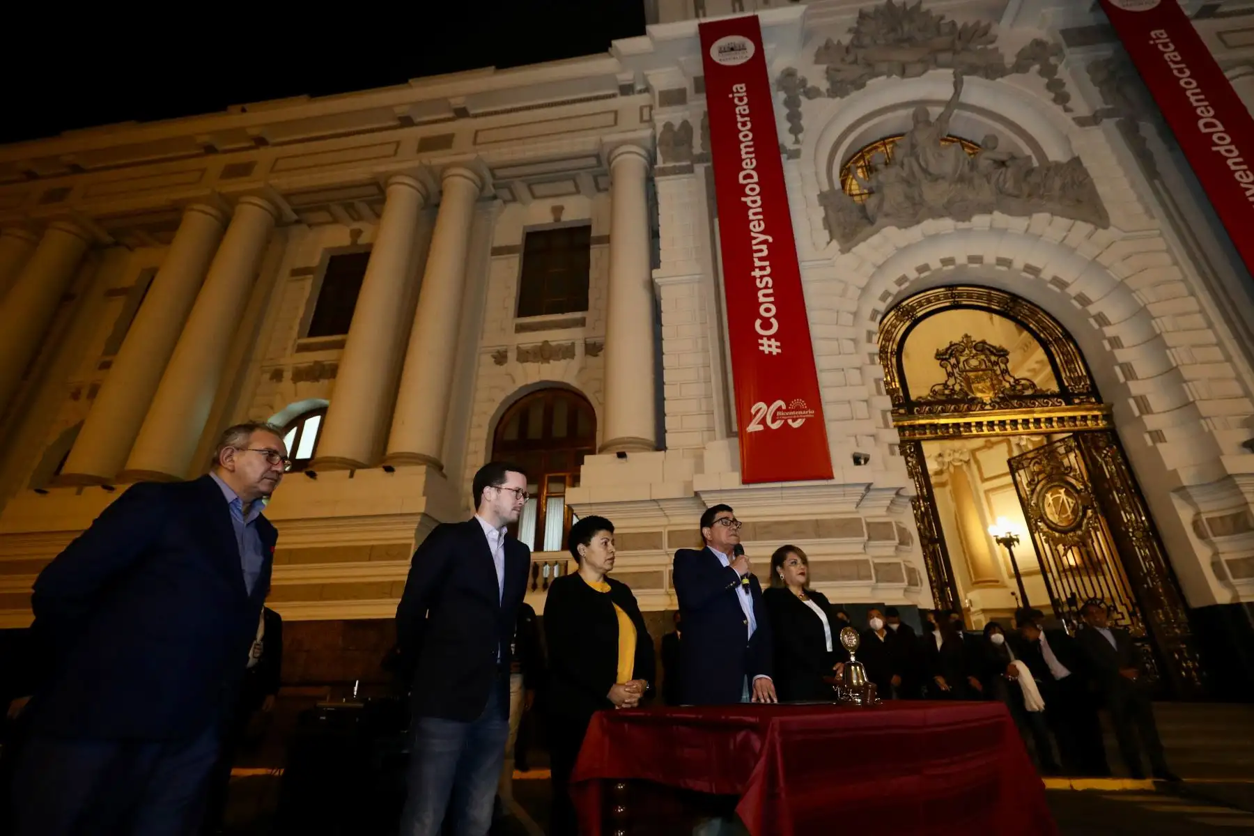 El titular del Parlamento, José Williams, las vicepresidentas Martha Moyano y Digna Calle y el congresista Alejandro Cavero inauguraron la Semana del Bicentenario del Congreso, con la iluminación de la fachada del Palacio Legislativo y los edificios. Foto: ANDINA/Difusión