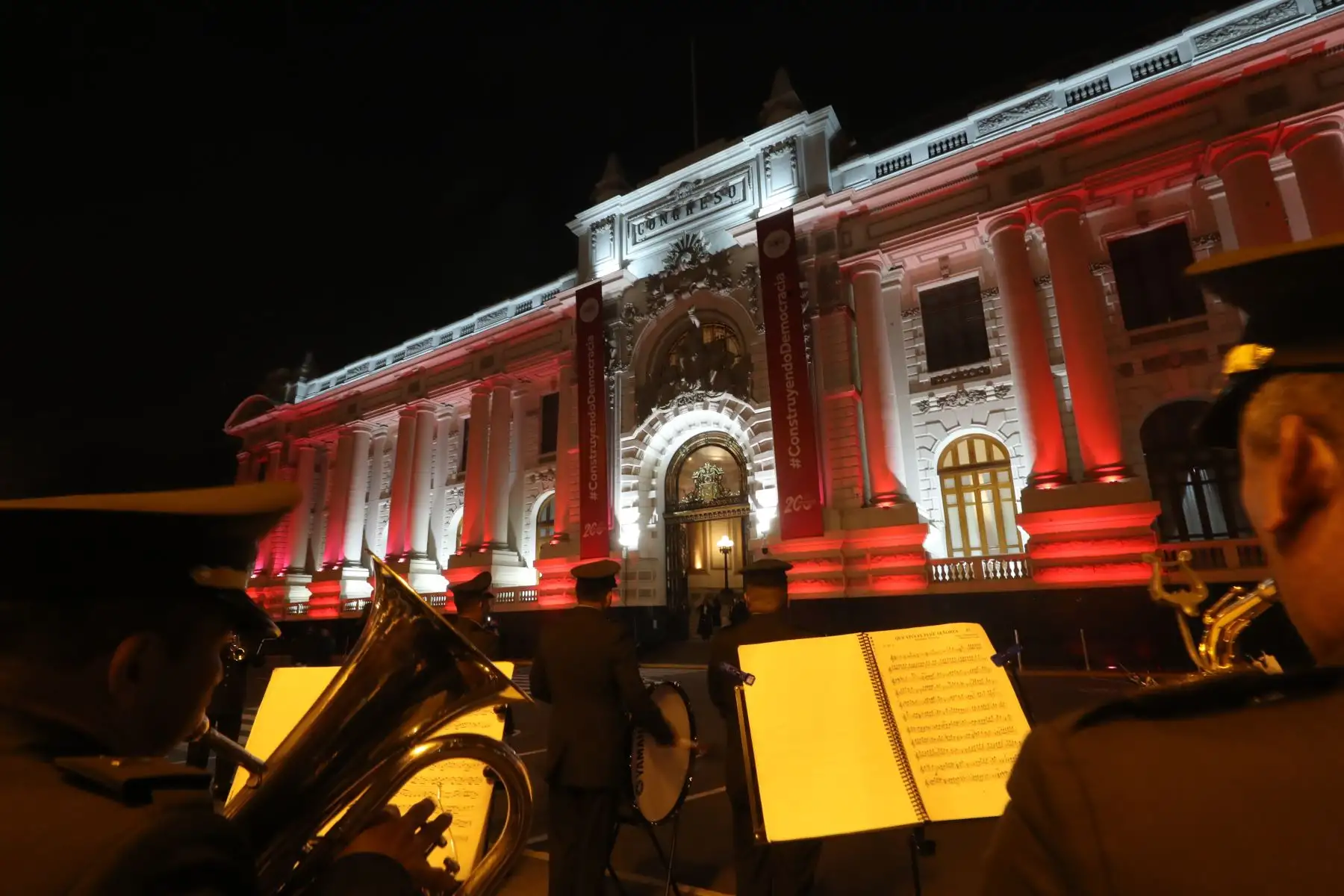 El titular del Parlamento, José Williams, las vicepresidentas Martha Moyano y Digna Calle y el congresista Alejandro Cavero inauguraron la Semana del Bicentenario del Congreso, con la iluminación de la fachada del Palacio Legislativo y los edificios. Foto: ANDINA/Difusión