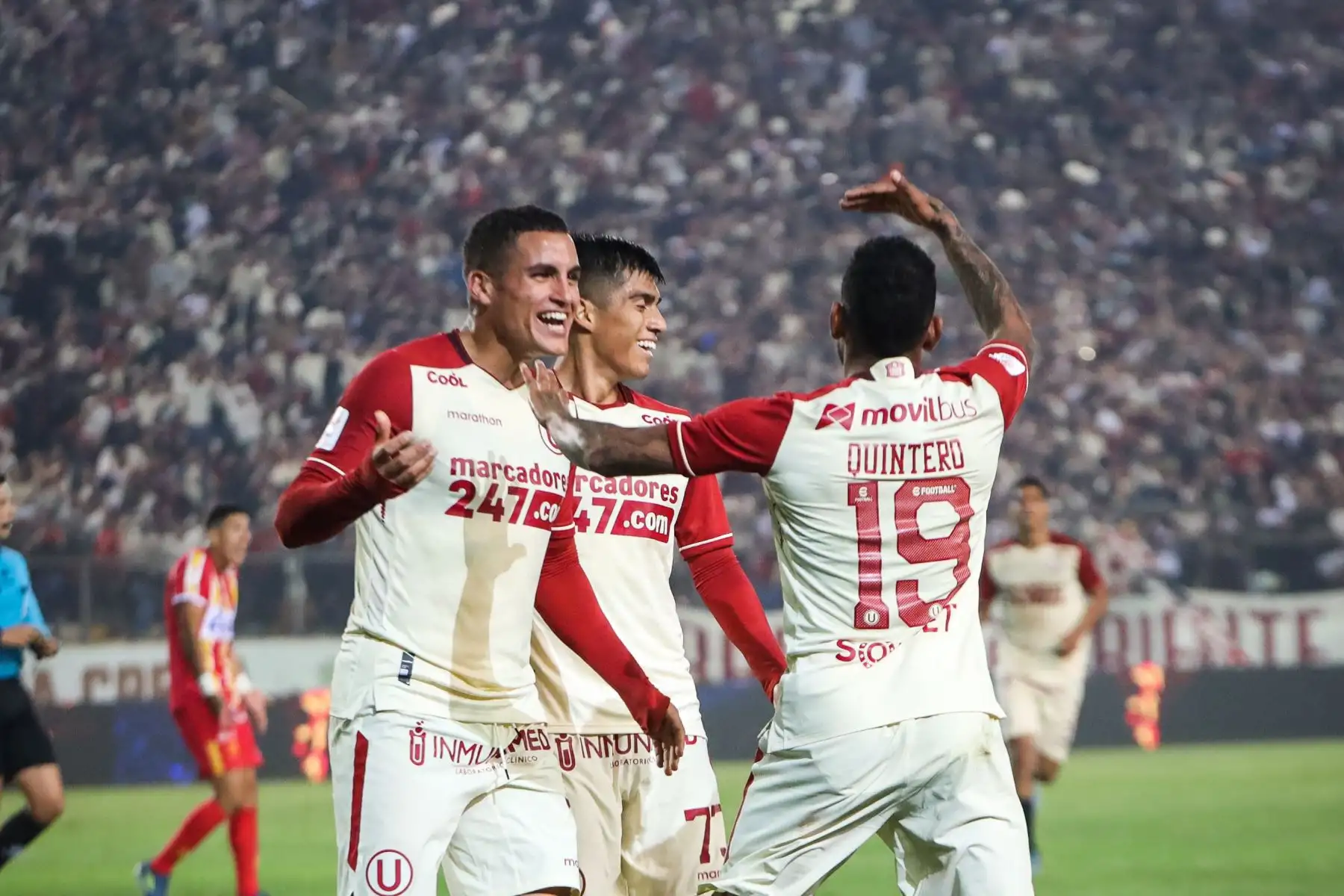 Universitario de Deportes continúo con su racha de triunfos y jugando un buen partido se impuso por 2-0 al Atlético Grau de Piura, en un encuentro disputado en el Estadio Monumental de Ate, por la fecha 12 del Torneo Clausura de la Liga 1. Foto: Difusión