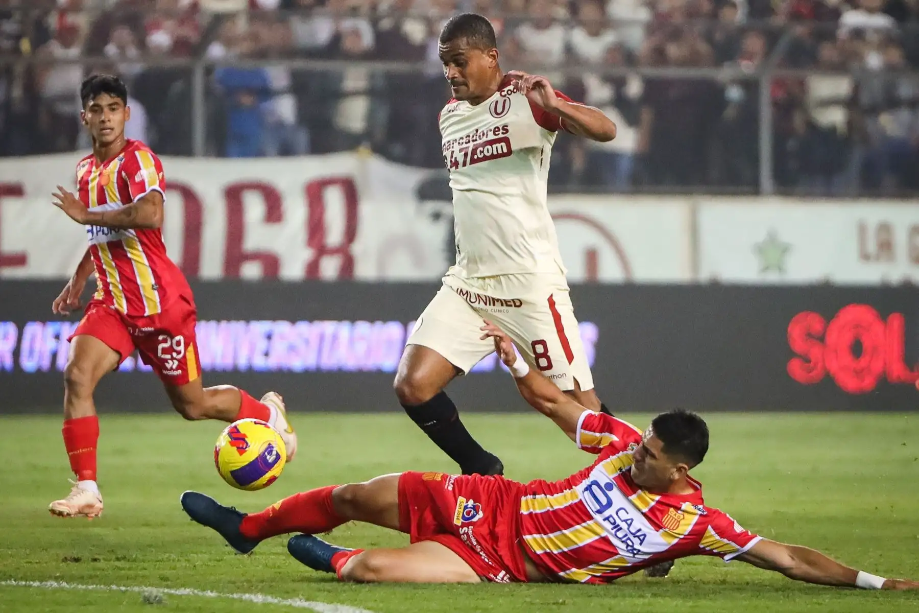 Universitario de Deportes continúo con su racha de triunfos y jugando un buen partido se impuso por 2-0 al Atlético Grau de Piura, en un encuentro disputado en el Estadio Monumental de Ate, por la fecha 12 del Torneo Clausura de la Liga 1. Foto: Difusión