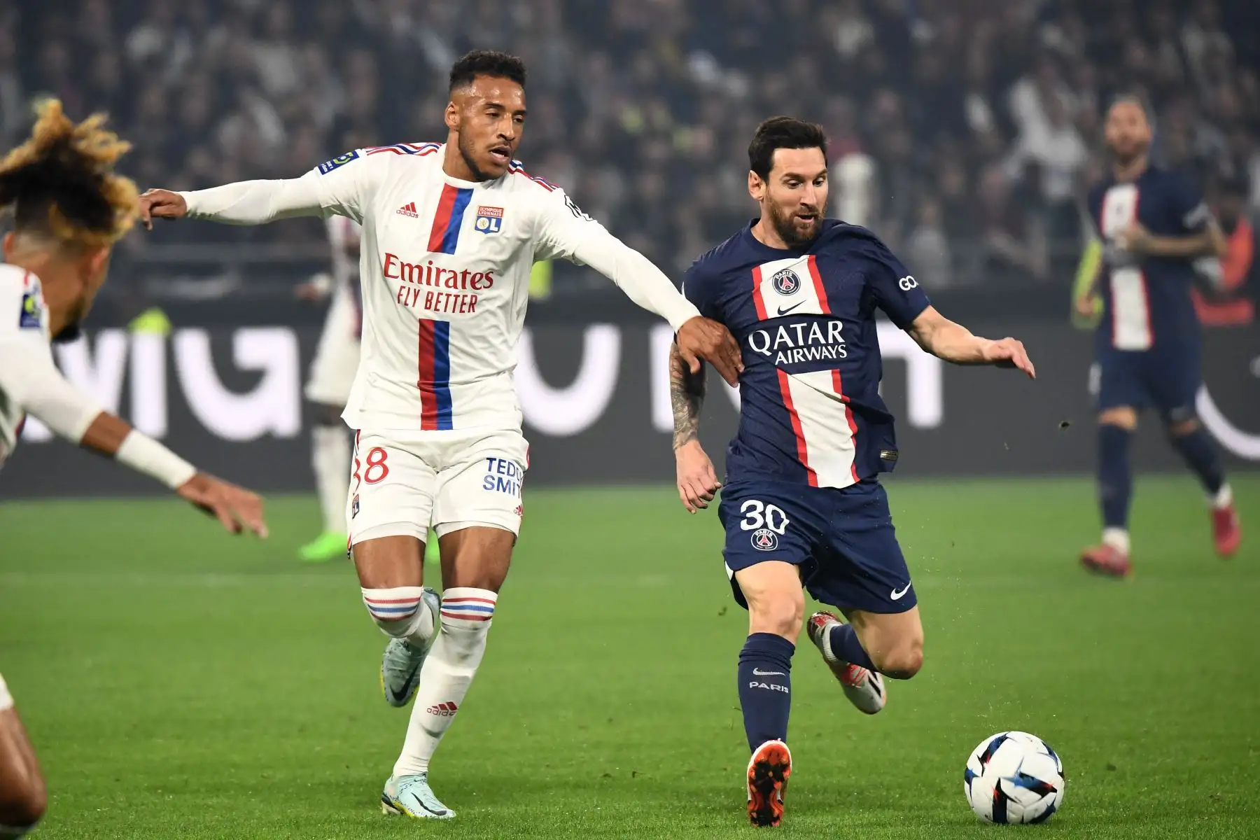 El delantero argentino del Paris Saint-Germain Lionel Messi (R) y el mediocampista francés del Lyon Corentin Tolisso (L) luchan por el balón durante el partido de fútbol de la L1 francesa entre el Olympique Lyonnais (OL) y el Paris Saint-Germain (PSG) en el estadio Groupama en Decines -Charpieu, centro-este de Francia. Foto:AFP