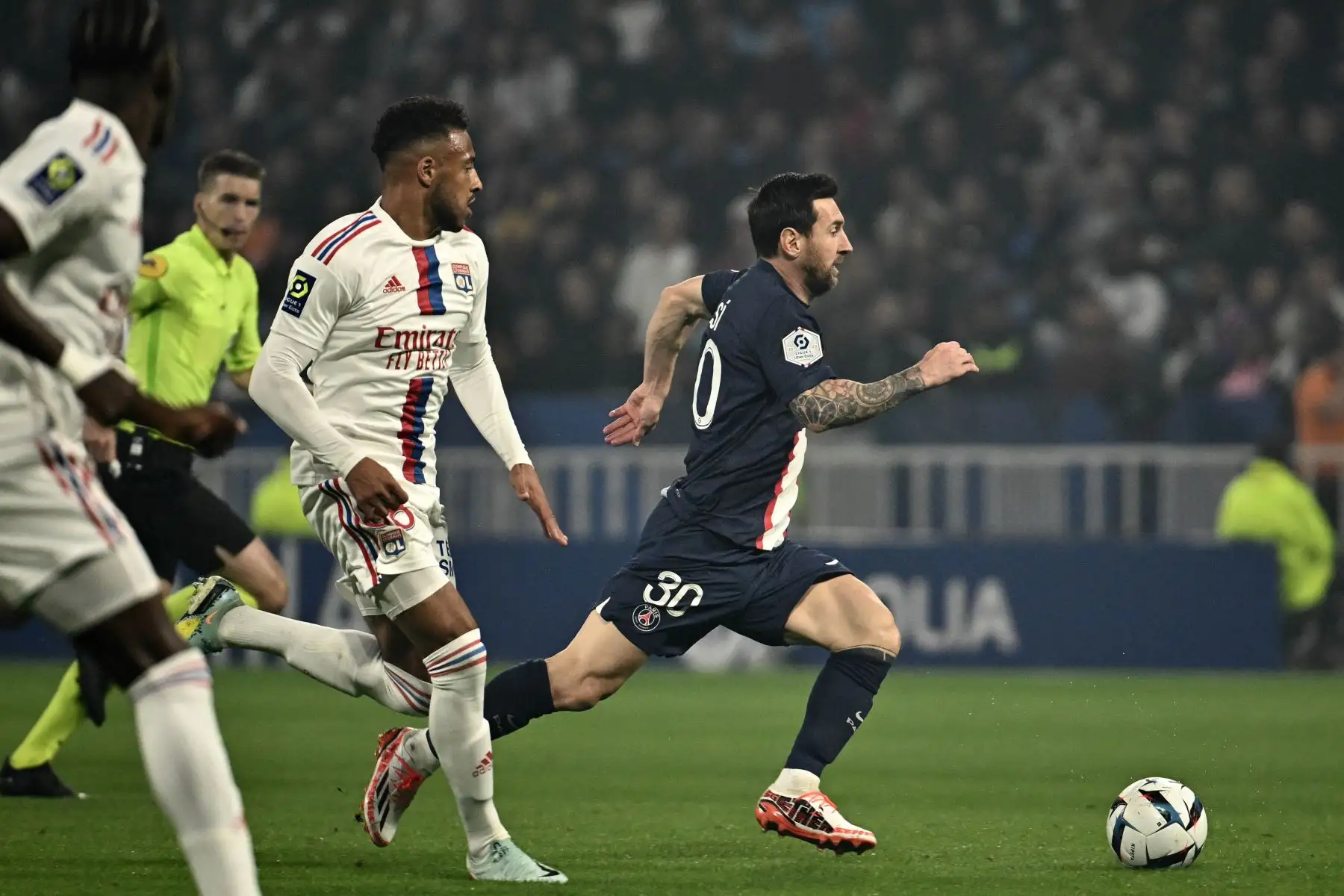 El delantero argentino del Paris Saint-Germain Lionel Messi (R) corre con el balón durante el partido de fútbol L1 francés entre el Olympique Lyonnais (OL) y el Paris Saint-Germain (PSG) en el estadio Groupama en Decines-Charpieu, centro-este de Francia. Foto: AFP