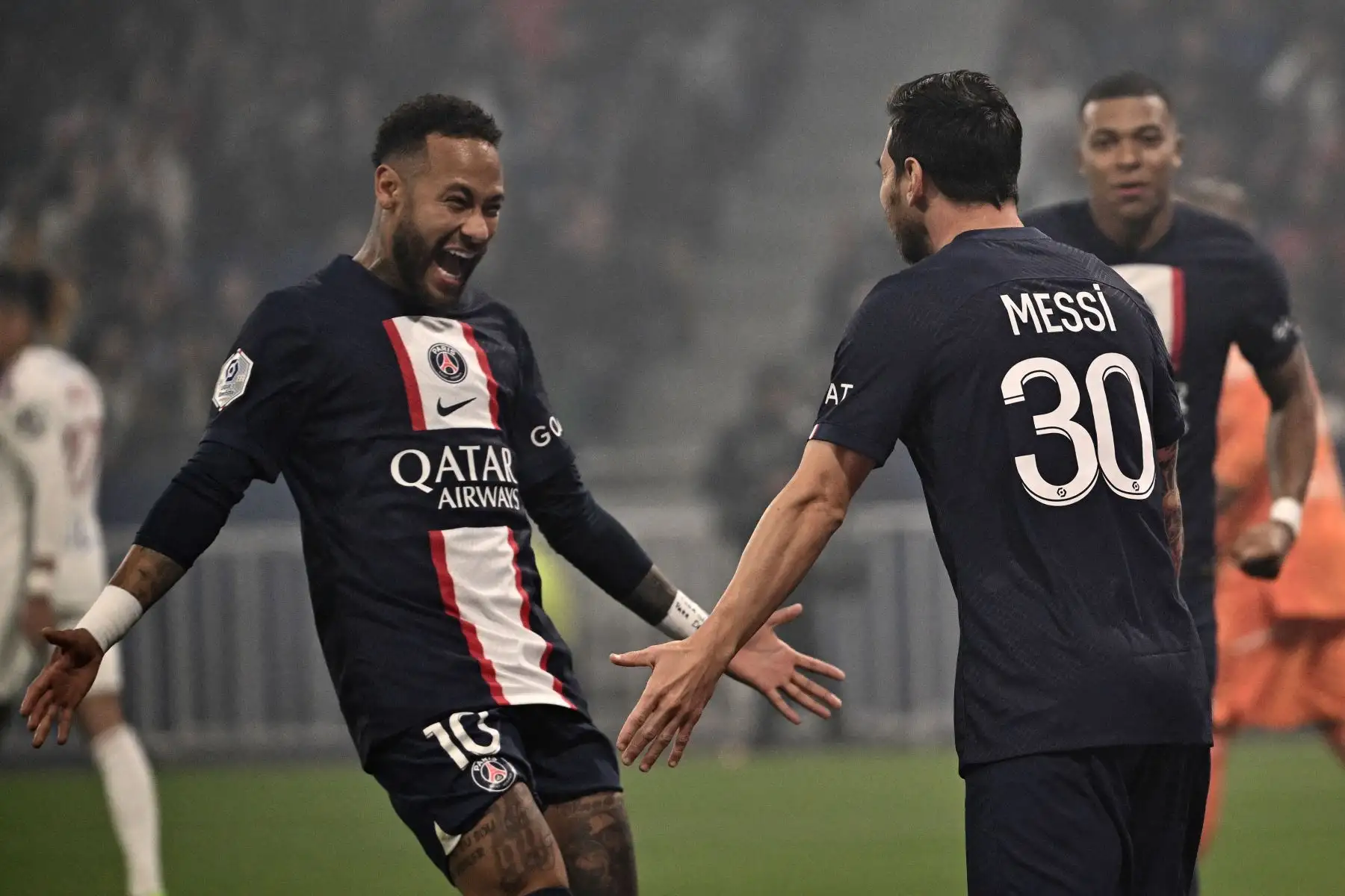 El delantero argentino del Paris Saint-Germain Lionel Messi (R) celebra con el delantero brasileño del Paris Saint-Germain Neymar (L) después de marcar un gol durante el partido de fútbol de la L1 francesa entre el Olympique Lyonnais (OL) y el Paris Saint-Germain (PSG) en The Groupama Estadio en Decines-Charpieu, centro-este de Francia. Foto: AFP