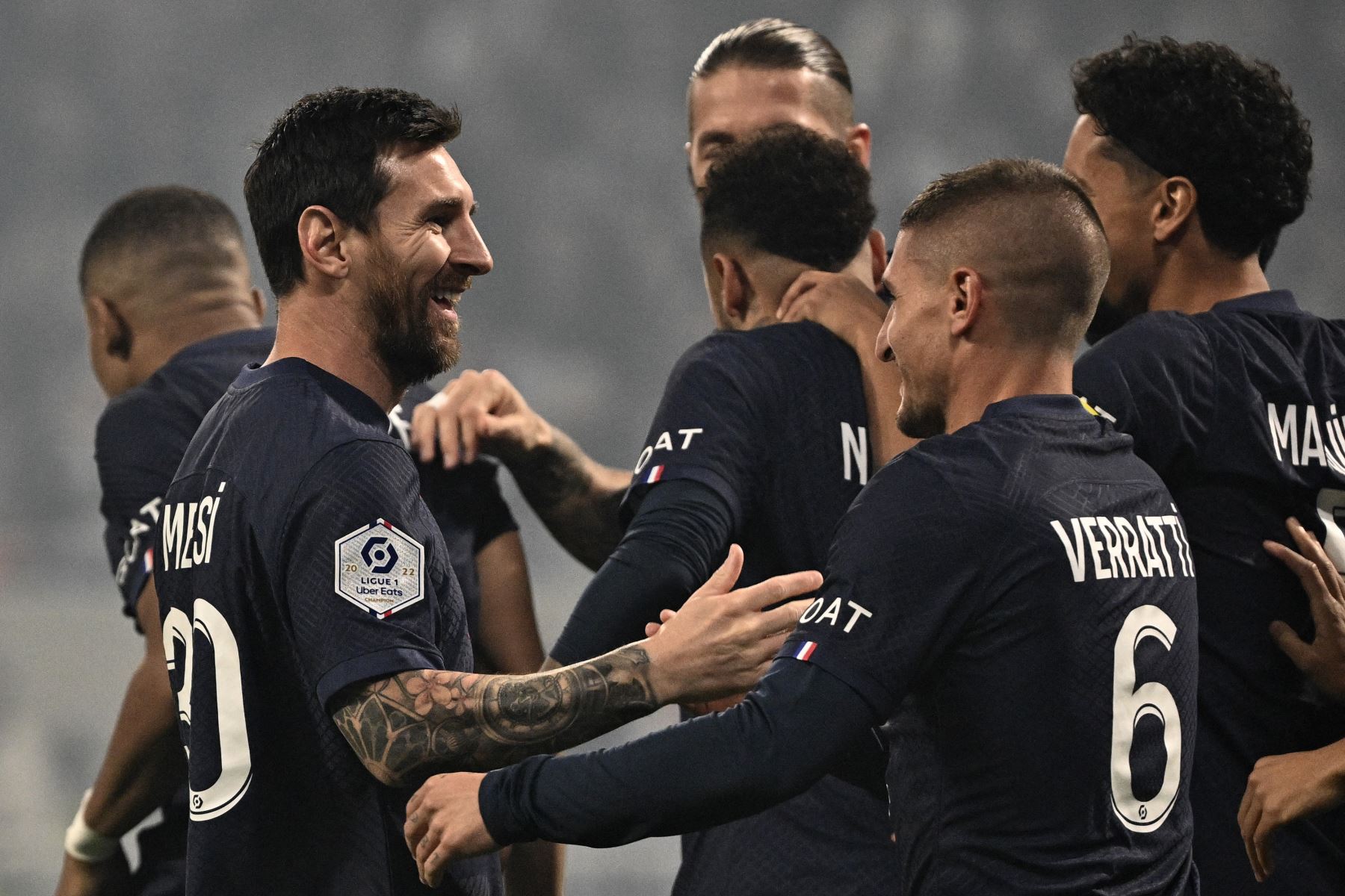 El delantero argentino de Paris Saint-Germain, Lionel Messi (L), es felicitado por sus compañeros de equipo después de anotar un gol durante el partido de fútbol de la L1 francesa entre el Olympique Lyonnais (OL) y el Paris Saint-Germain (PSG) en el estadio Groupama en Decines-Charpieu, central- este de Francia