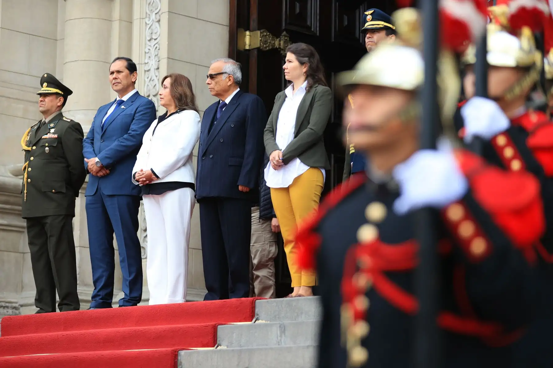La vicepresidenta de la República, Dina Boluarte, encabezó esta tarde la ceremonia del tradicional cambio de guardia en Palacio de Gobierno. Foto: ANDINA/Presidencia Perú
