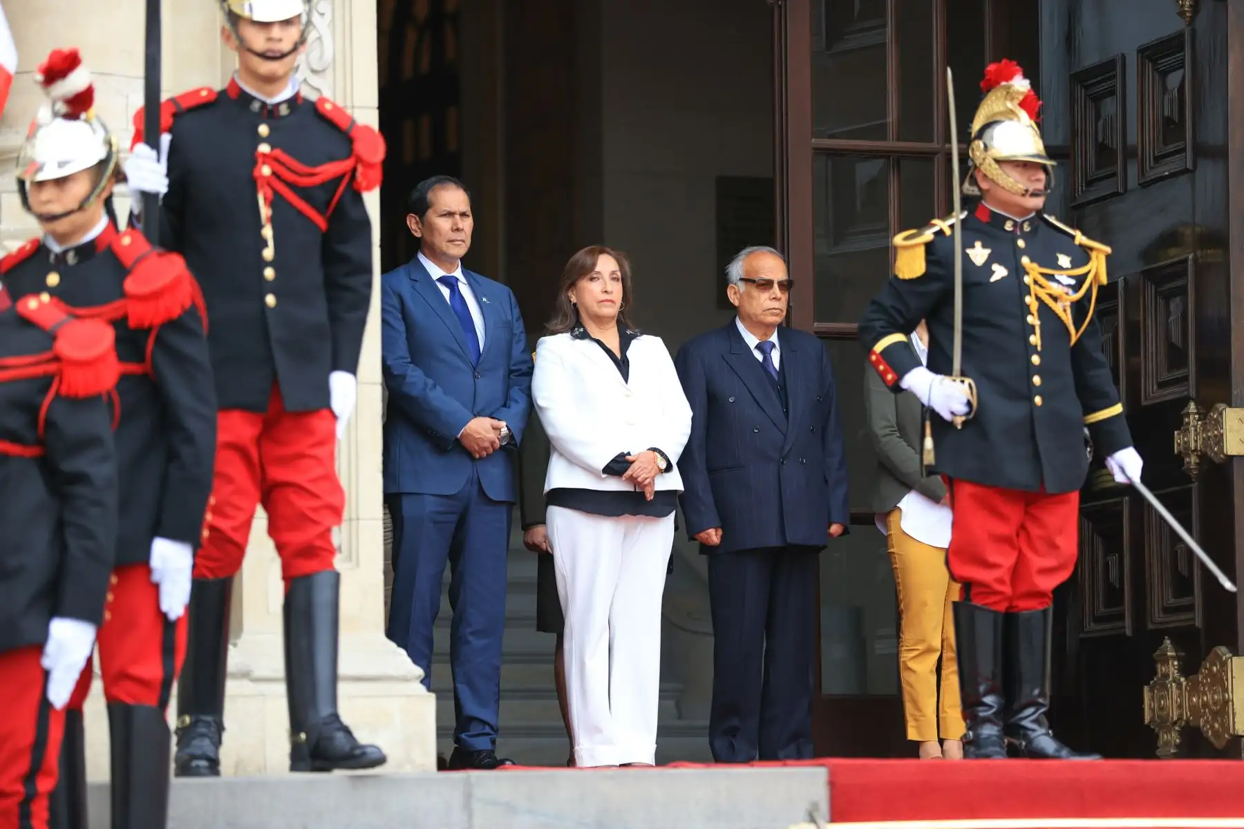 La vicepresidenta de la República, Dina Boluarte, encabezó esta tarde la ceremonia del tradicional cambio de guardia en Palacio de Gobierno. Foto: ANDINA/Presidencia Perú