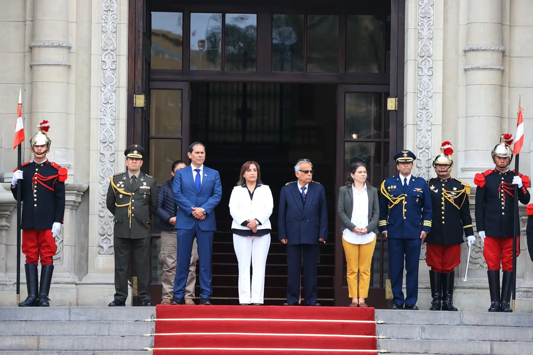 La vicepresidenta de la República, Dina Boluarte, encabezó esta tarde la ceremonia del tradicional cambio de guardia en Palacio de Gobierno. Foto: ANDINA/Presidencia Perú