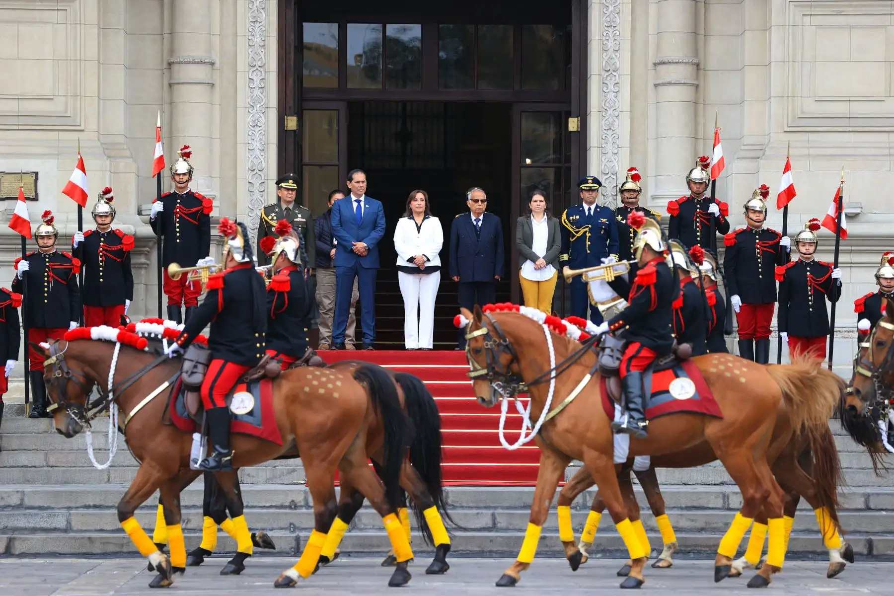 La vicepresidenta de la República, Dina Boluarte, encabezó esta tarde la ceremonia del tradicional cambio de guardia en Palacio de Gobierno. Foto: ANDINA/Presidencia Perú