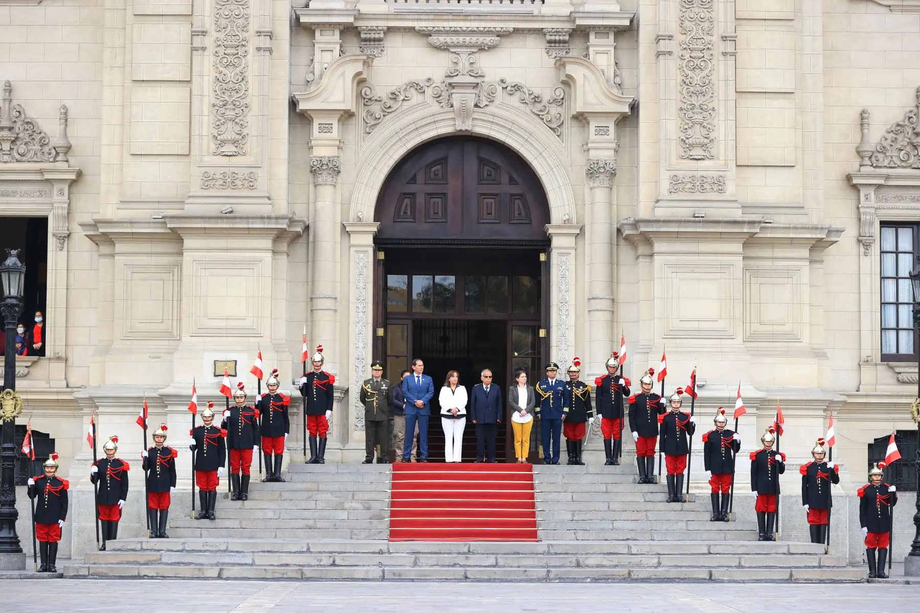 La vicepresidenta de la República, Dina Boluarte, encabezó esta tarde la ceremonia del tradicional cambio de guardia en Palacio de Gobierno. Foto: ANDINA/Presidencia Perú
