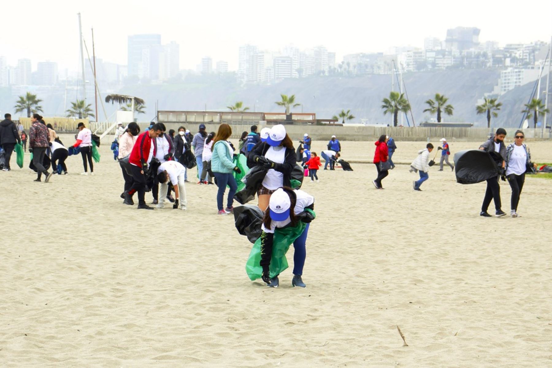 Recogen más de once toneladas de residuos sólidos en 17 playas de Lima