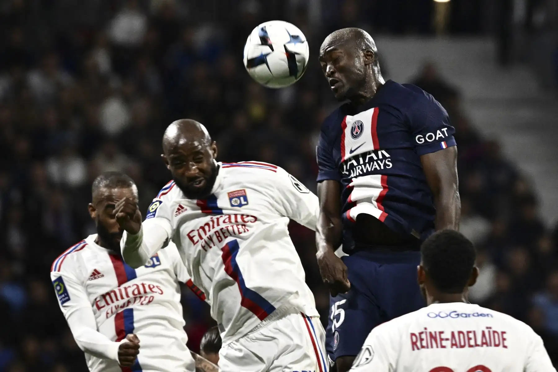 El mediocampista portugués del Paris Saint-Germain, Danilo Pereira cabecea el balón durante el partido de fútbol de la liga francesa. Foto: AFP