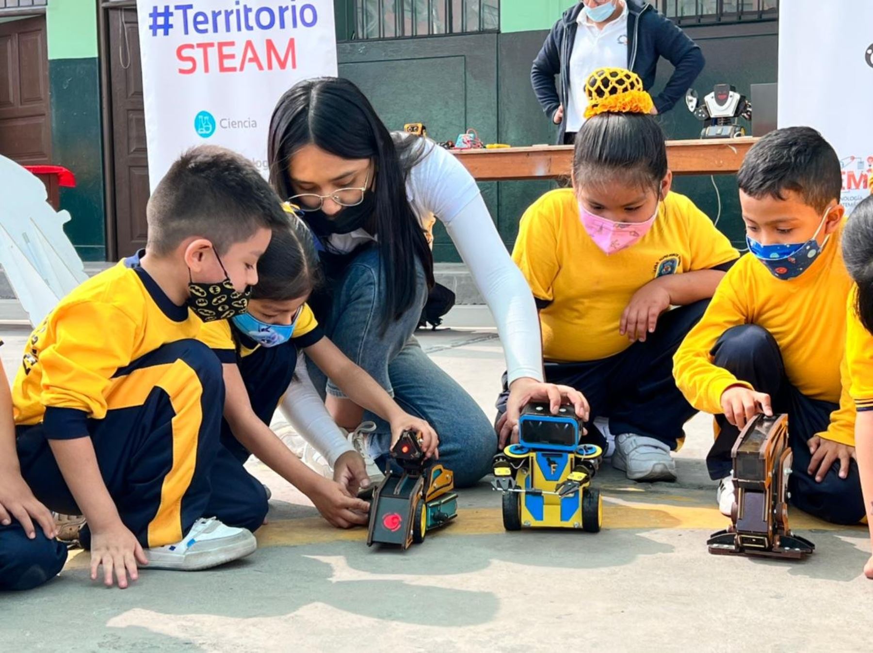 La metodología de Faraday Perú aporta innovación aprendiendo robótica de forma escalonada: mecánica, diseño, electrónica y programación. Foto: Facebook Faraday Perú