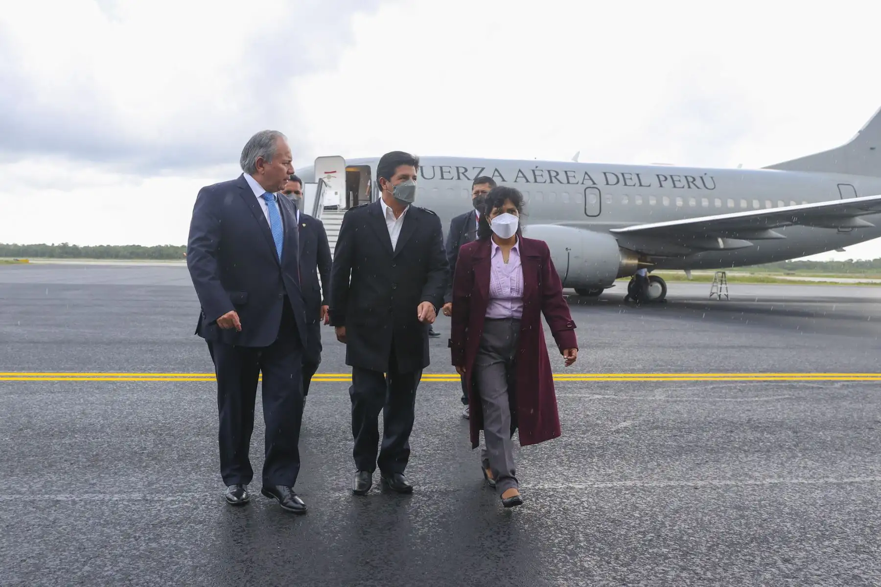 El presidente Pedro Castillo y los titulares de 
Cancillería, Mincetur, MEF y Minedu; realizaron una escala técnica de una hora en Cancún por recarga de combustible. Allí recibieron el saludo protocolar del Embajador del Perú en México, Manuel Talavera.Foto: ANDINA/Prensa Presidencia/ Vidal Tarqui Palomino