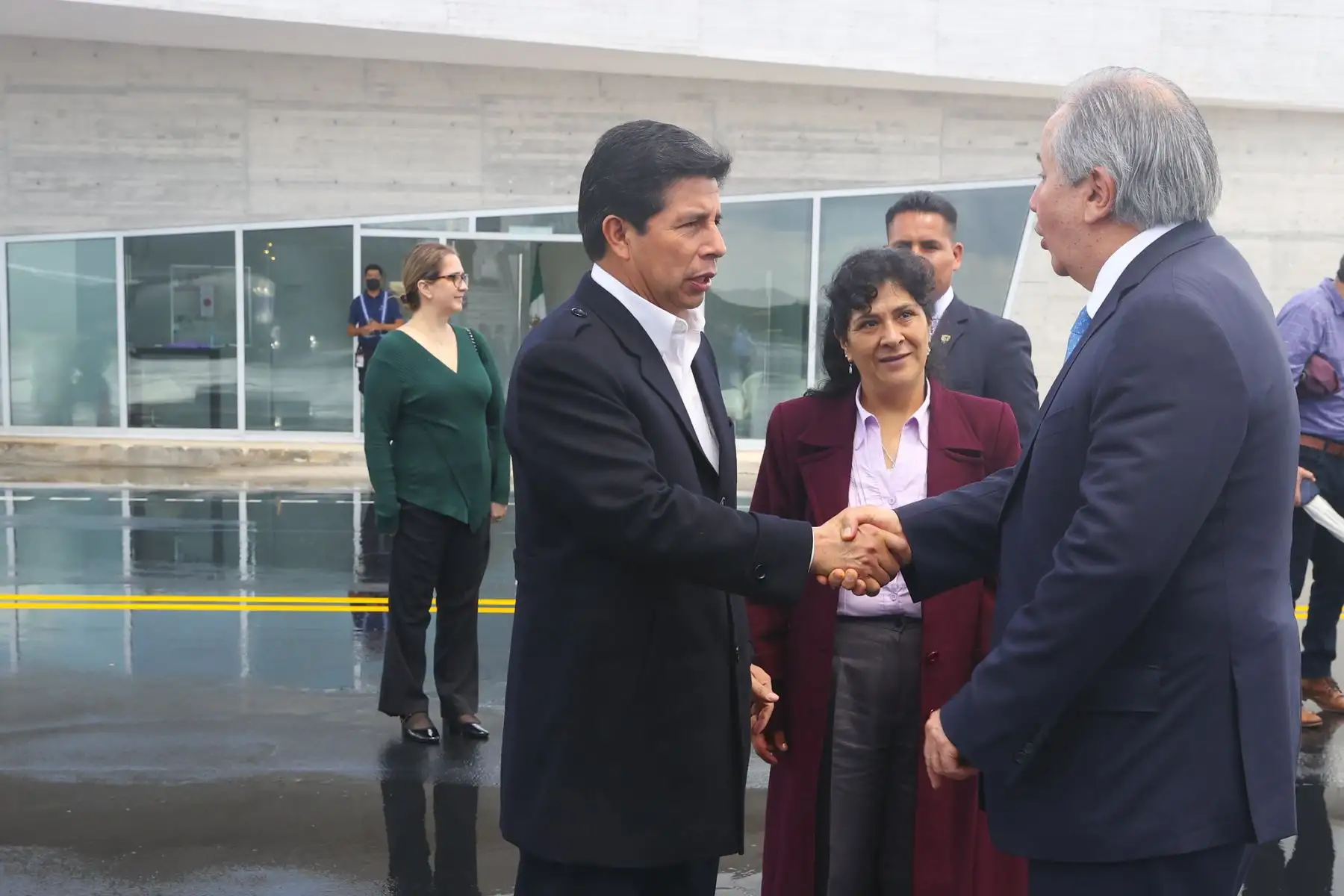 El presidente Pedro Castillo y los titulares de 
Cancillería, Mincetur, MEF y Minedu; realizaron una escala técnica de una hora en Cancún por recarga de combustible. Allí recibieron el saludo protocolar del Embajador del Perú en México, Manuel Talavera.Foto: ANDINA/Prensa Presidencia/ Vidal Tarqui Palomino