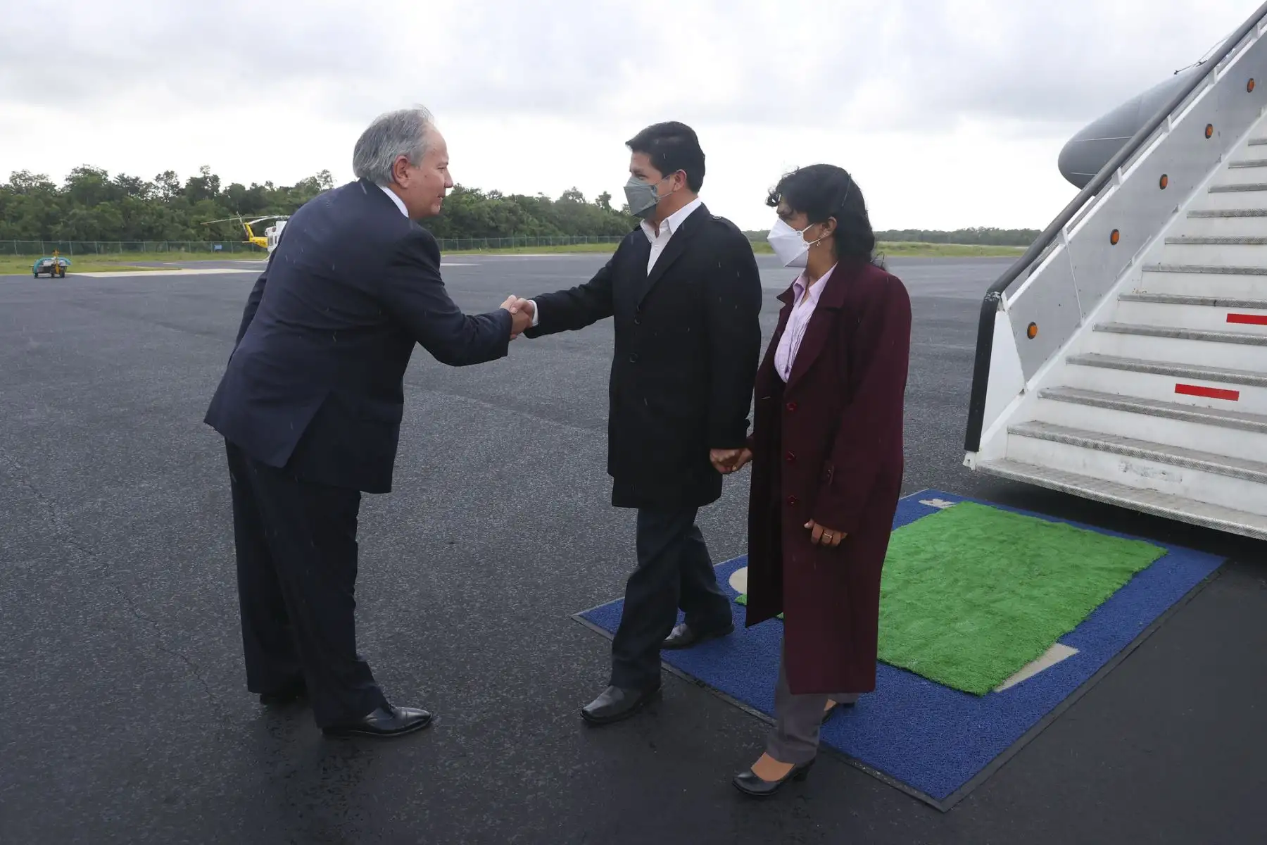 El presidente Pedro Castillo y los titulares de 
Cancillería, Mincetur, MEF y Minedu; realizaron una escala técnica de una hora en Cancún por recarga de combustible. Allí recibieron el saludo protocolar del Embajador del Perú en México, Manuel Talavera.Foto: ANDINA/Prensa Presidencia/ Vidal Tarqui Palomino