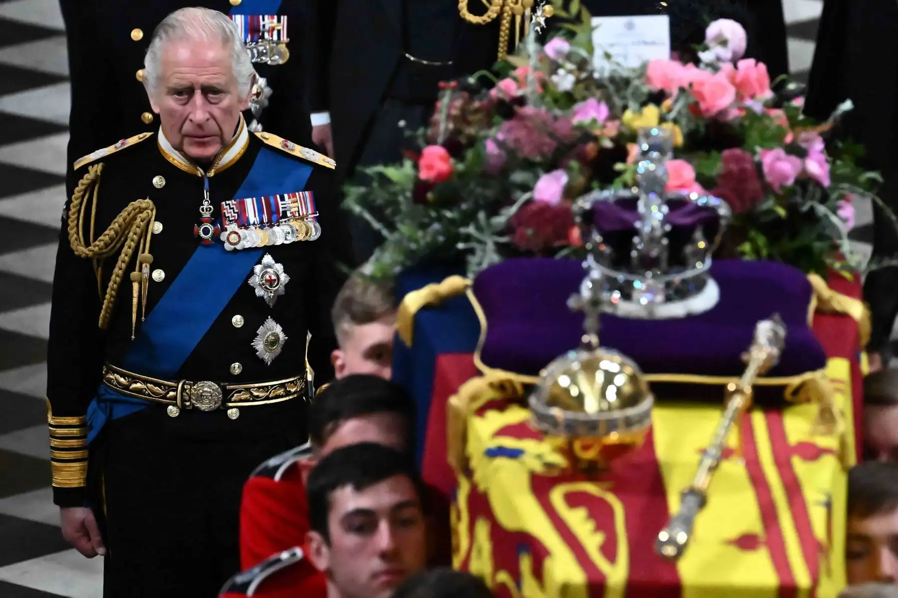 El rey Carlos III de Gran Bretaña, Camilla de Gran Bretaña, la reina consorte, la princesa Ana de Gran Bretaña, la princesa real, el vicealmirante Timothy Laurence, el príncipe Andrés de Gran Bretaña, el duque de York, el príncipe Eduardo de Gran Bretaña, el conde de Wessex, durante el Cortejo de Isabel II en Londres. Foto: AFP