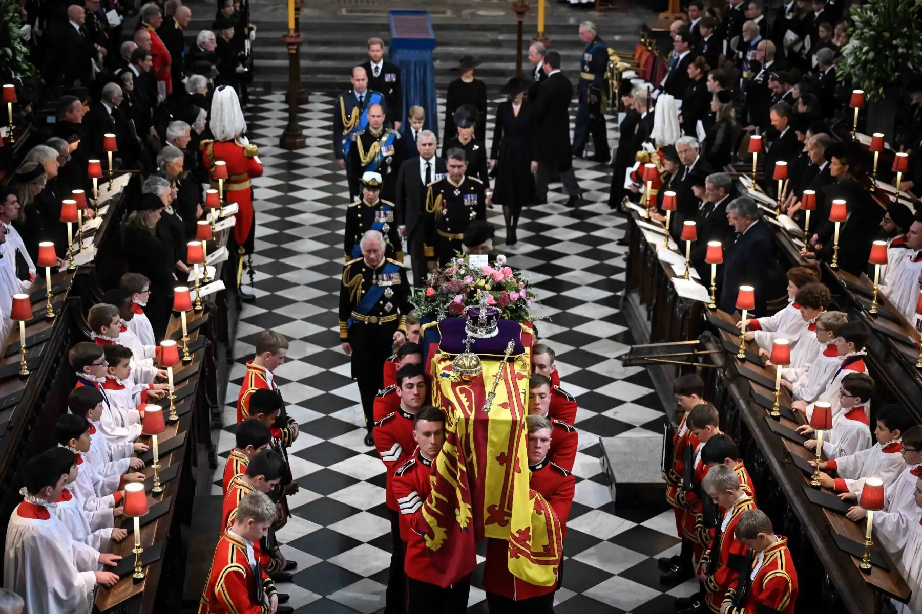 El rey Carlos III de Gran Bretaña, Camilla de Gran Bretaña, la reina consorte, la princesa Ana de Gran Bretaña, la princesa real, el vicealmirante Timothy Laurence, el príncipe Andrés de Gran Bretaña, el duque de York, el príncipe Eduardo de Gran Bretaña, el conde de Wessex, durante el Cortejo de Isabel II en Londres. Foto: AFP