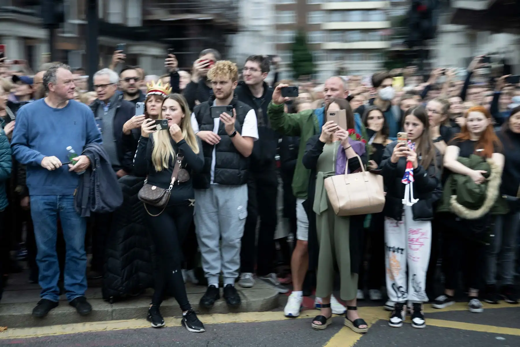 La gente espera a lo largo de la ruta en la que el ataúd de la reina Isabel II de Gran Bretaña será llevado en un carro de armas durante su funeral en la Abadía de Westminster en el centro de Londres. Foto: AFP
