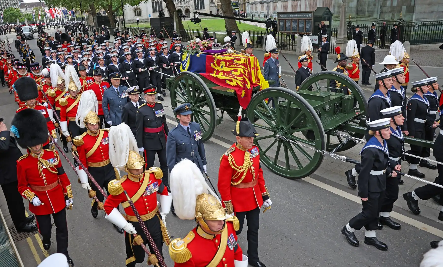 El carruaje de armas estatal lleva el ataúd de la reina Isabel II, envuelto en el estandarte real con la corona del estado imperial y el orbe y el cetro del soberano, mientras se dirige al funeral estatal en la Abadía de Westminster, Londres. Foto: AFP