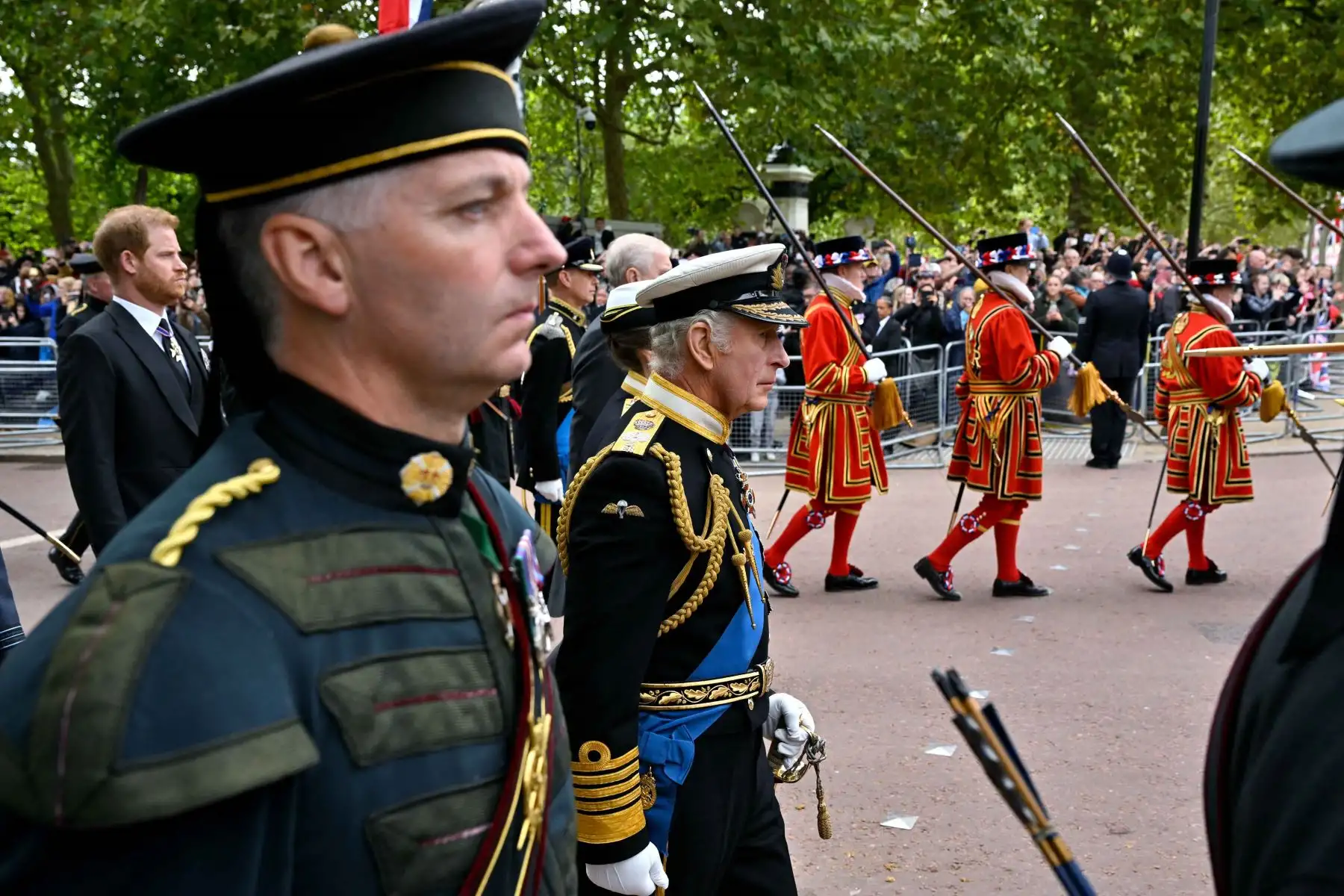 El rey Carlos III de Gran Bretaña, sigue el ataúd de la reina Isabel II, mientras viaja en el carruaje de armas estatal de la Royal Navy desde la Abadía de Westminster hasta el arco de Wellington en Londres. Foto: AFP