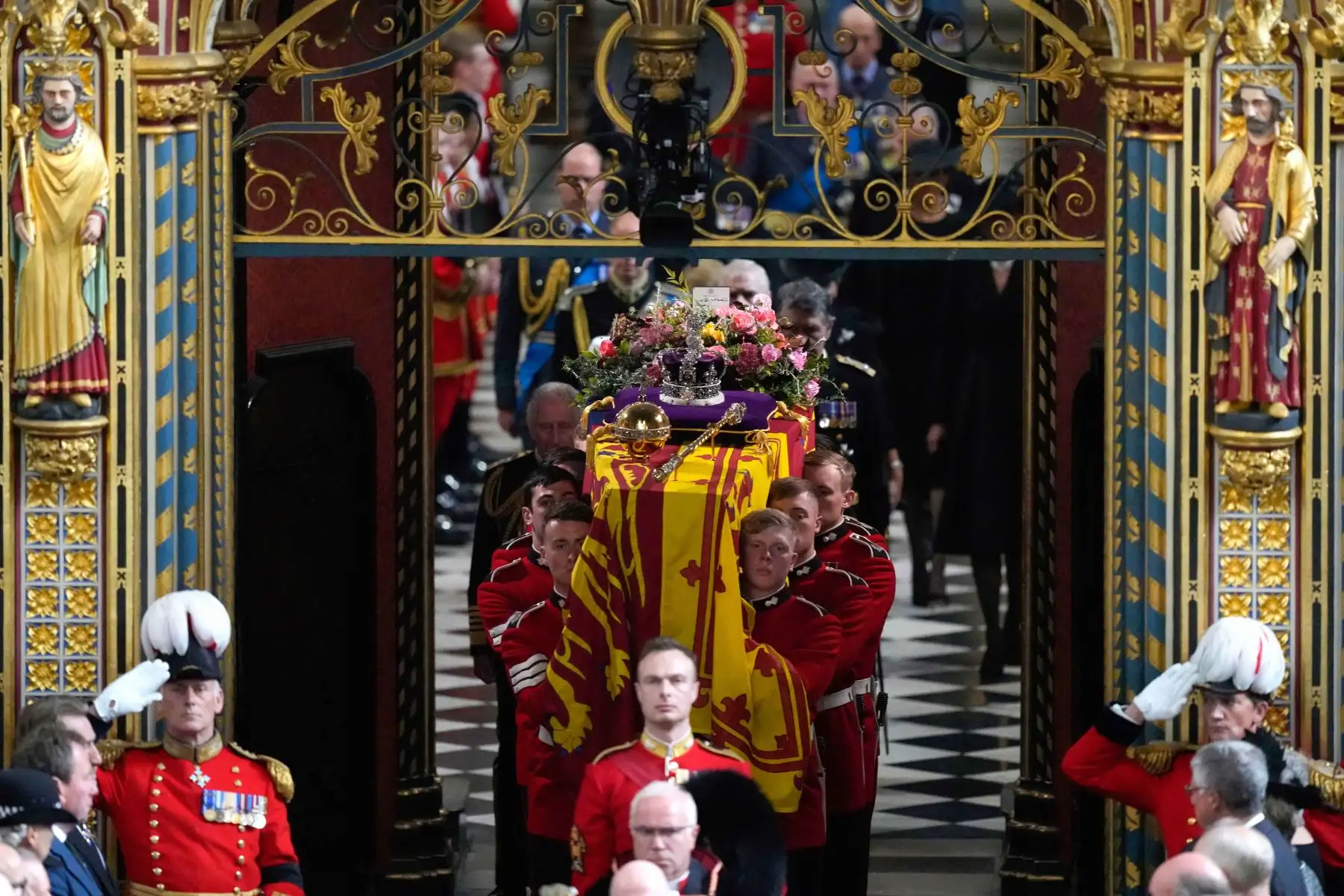 El ataúd de la reina Isabel II de Gran Bretaña se saca de la Abadía de Westminster en Londres, durante el funeral estatal. Foto: AFP