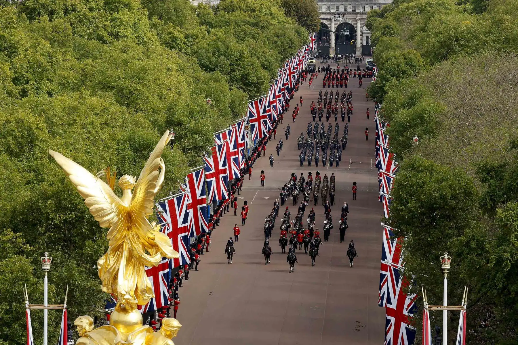 La procesión que sigue al ataúd de la reina Isabel II, envuelta en el estandarte real, en el carruaje estatal de armas de la Royal Navy, viaja desde la Abadía de Westminster hasta el arco de Wellington en Londres. Foto: AFP
