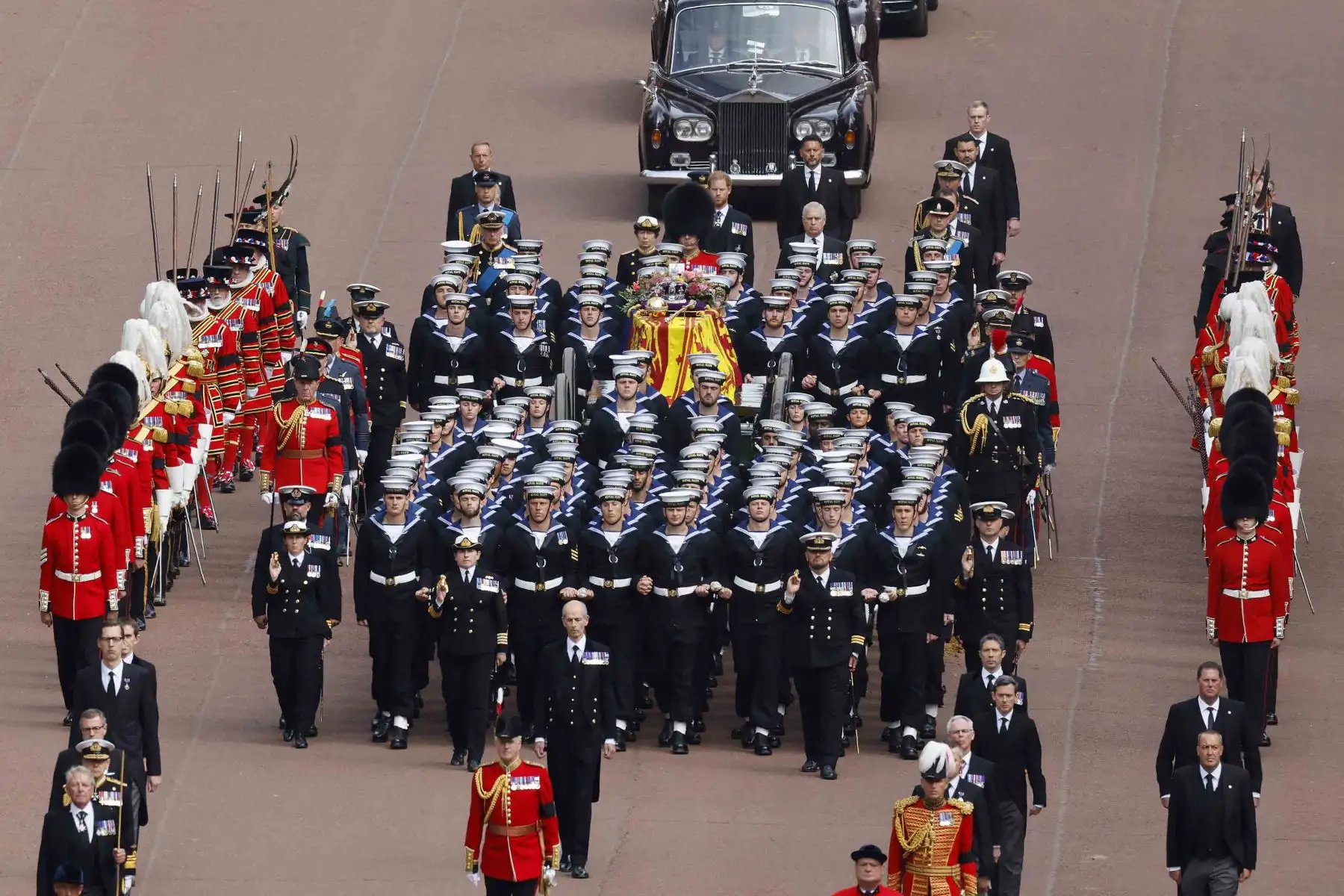 La procesión que sigue al ataúd de la reina Isabel II, envuelta en el estandarte real, en el carruaje estatal de armas de la Royal Navy, viaja desde la Abadía de Westminster hasta el arco de Wellington en Londres. Foto: AFP